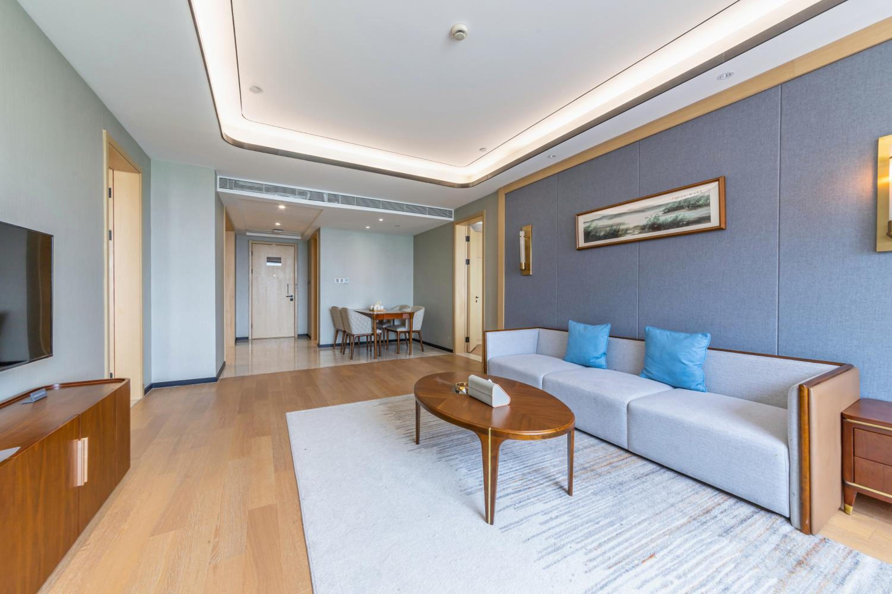 Deluxe Family Suite with Lake View  photo 2