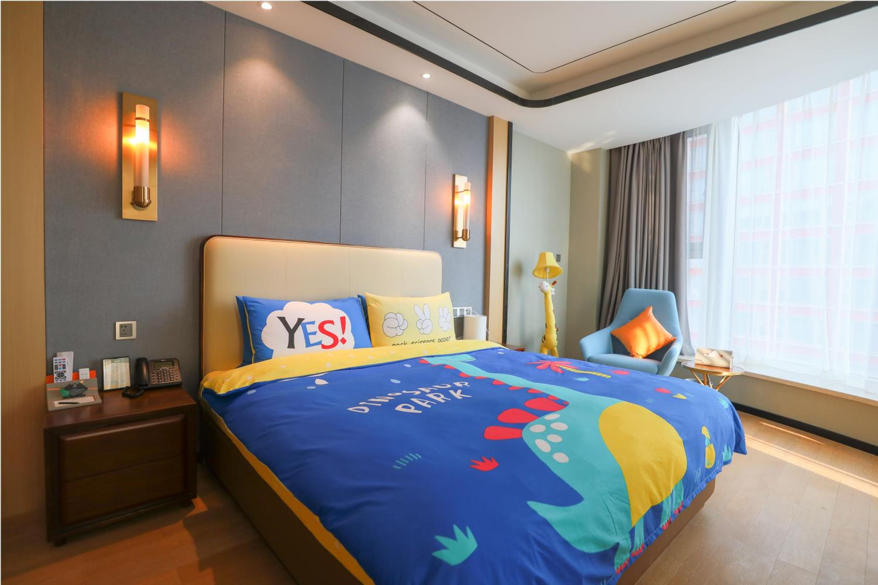 Deluxe Family Suite with Lake View  photo 1