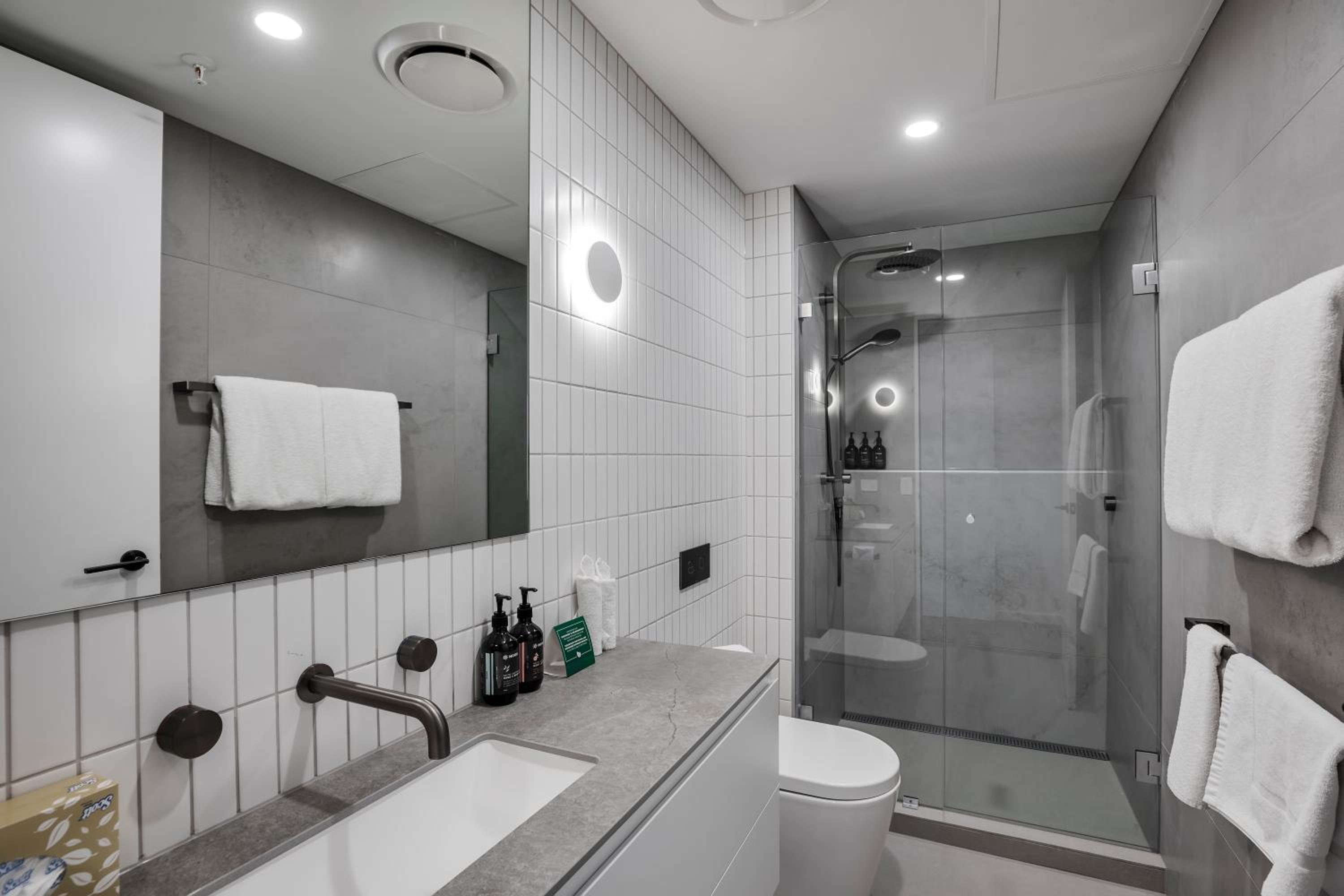 Two Bedroom Deluxe Apartment - Photo 4