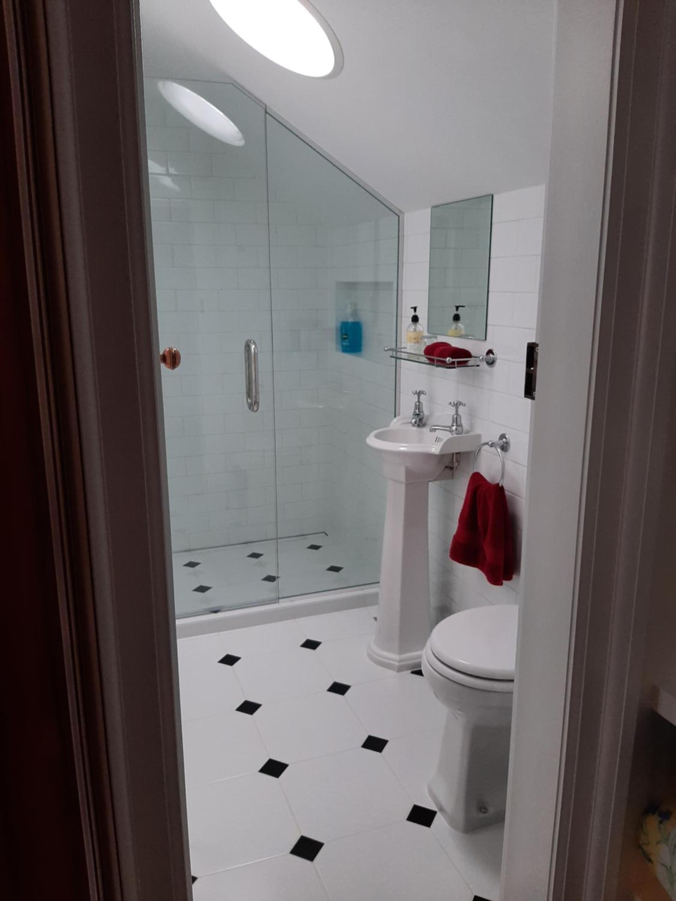 Deluxe Double Room with Shower - Photo 5