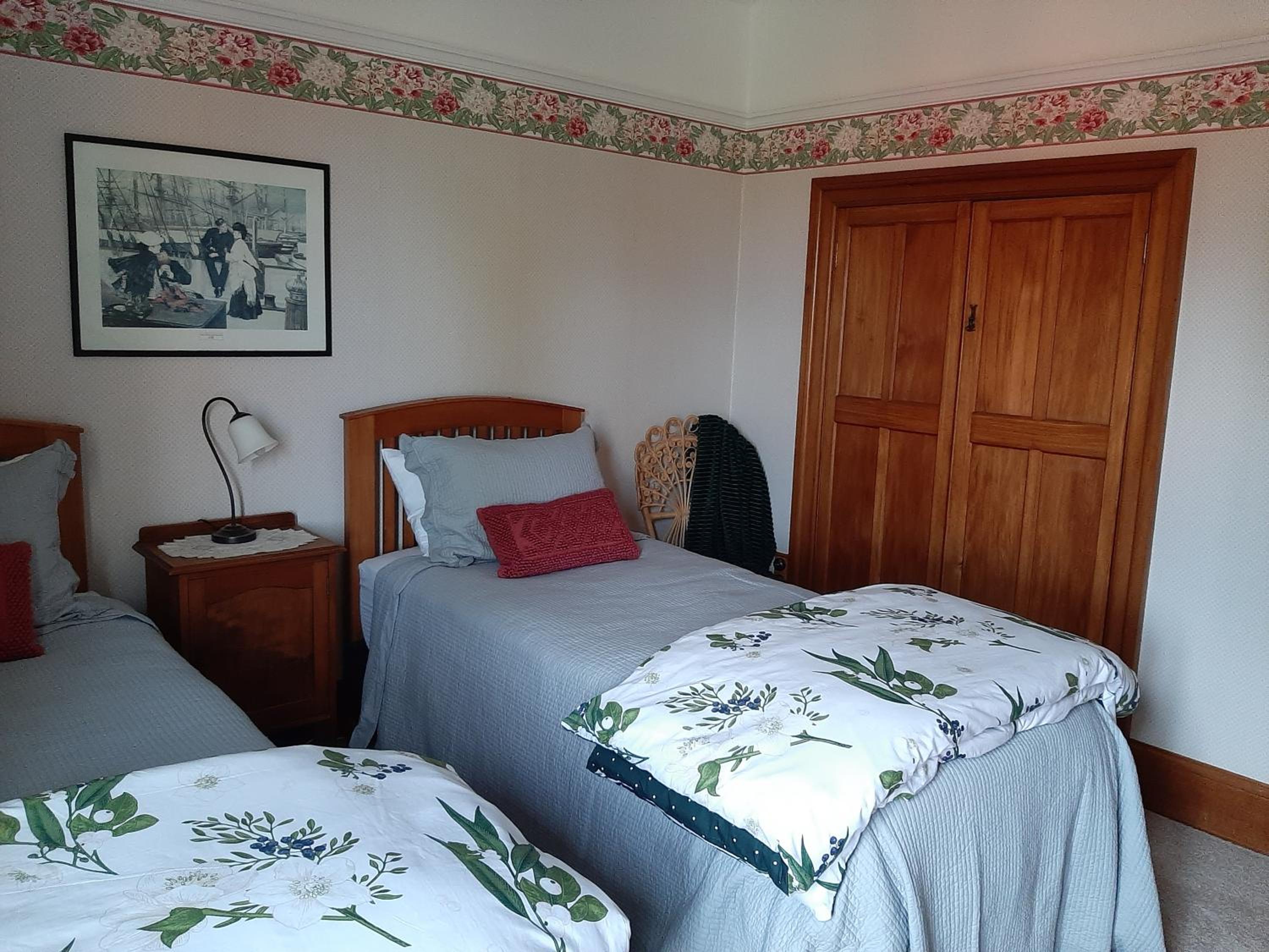 Standard Twin Room with Shared Bathroom photo 2