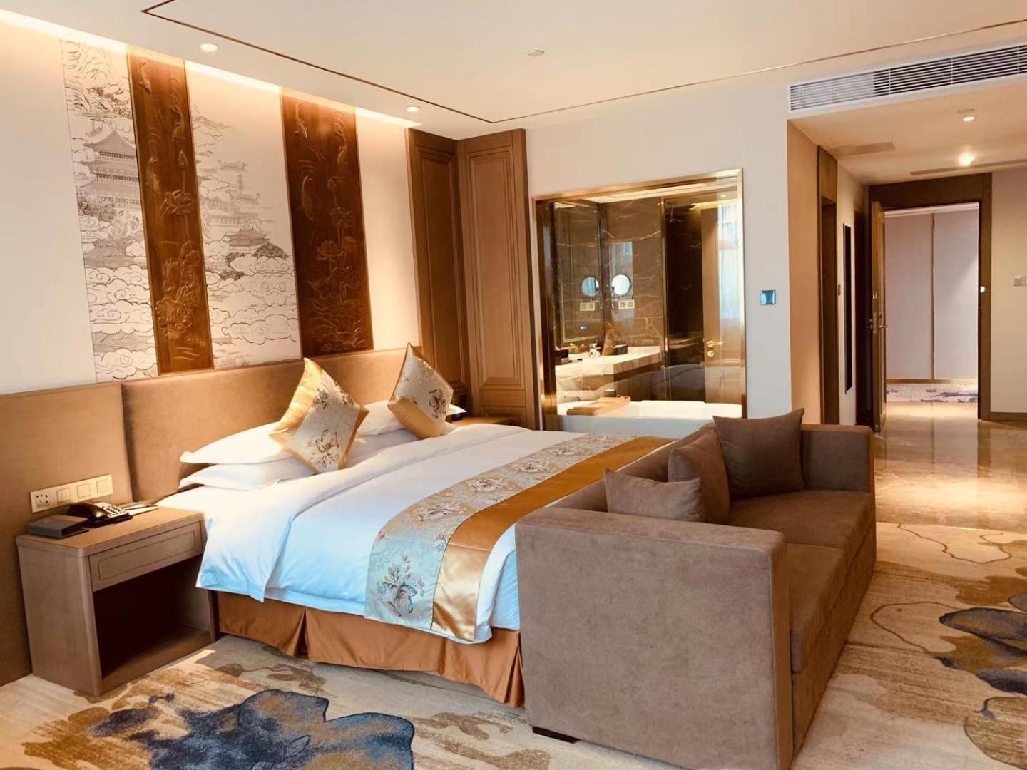 Deluxe Queen Room