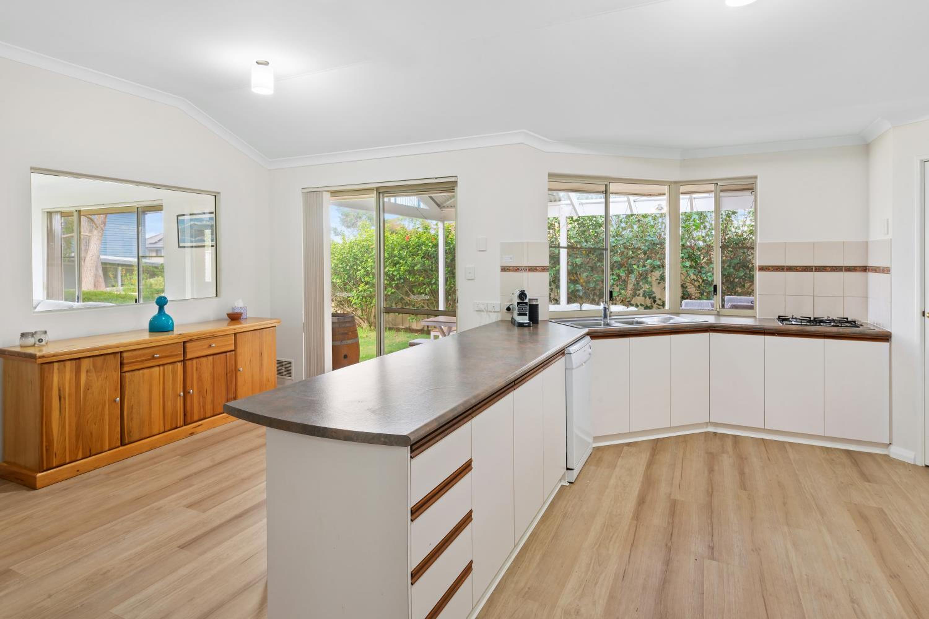 Five-Bedroom House - SHEETS NOT INCLUDED photo 3