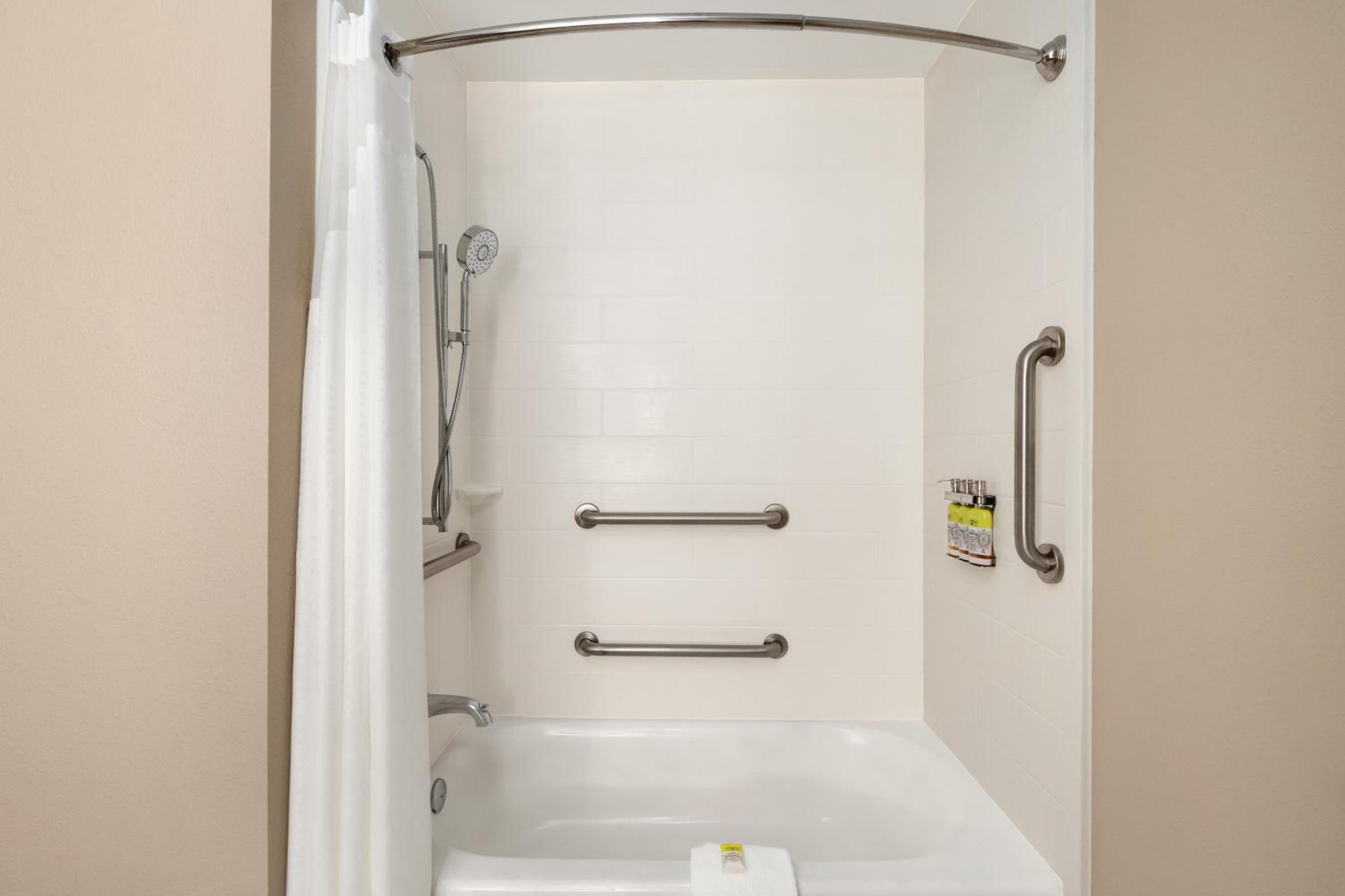 Queen Room with Two Queen Beds - Mobility Access Tub/Non-Smoking - Photo 7