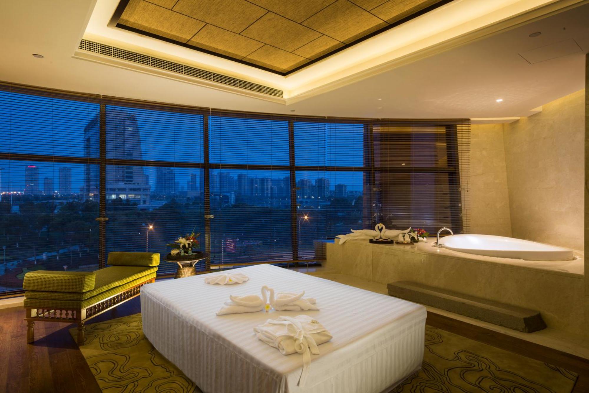 JIN LIN King Bed Room