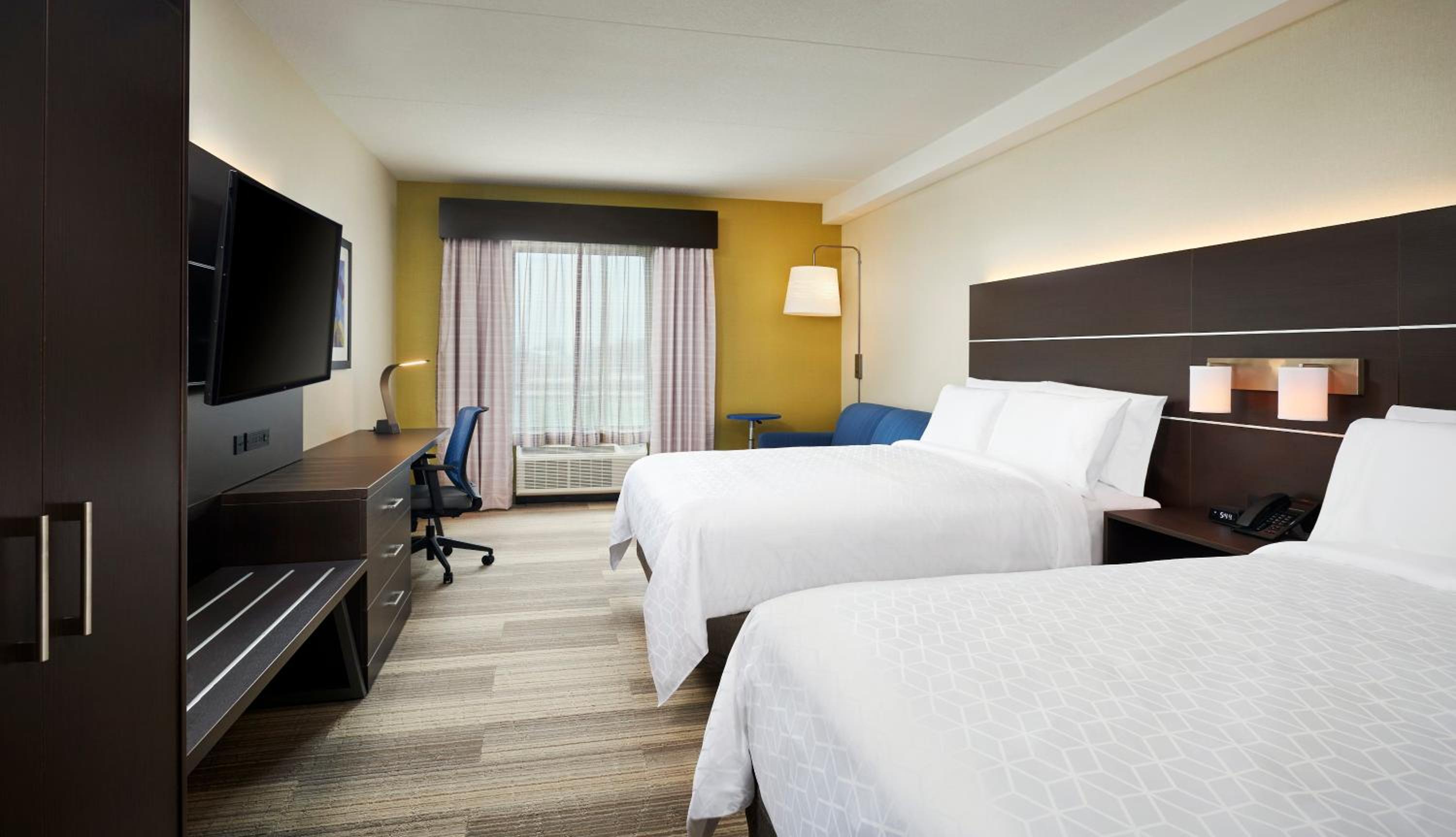 Queen Suite with Two Queen Beds and Sofa Bed - Photo 3