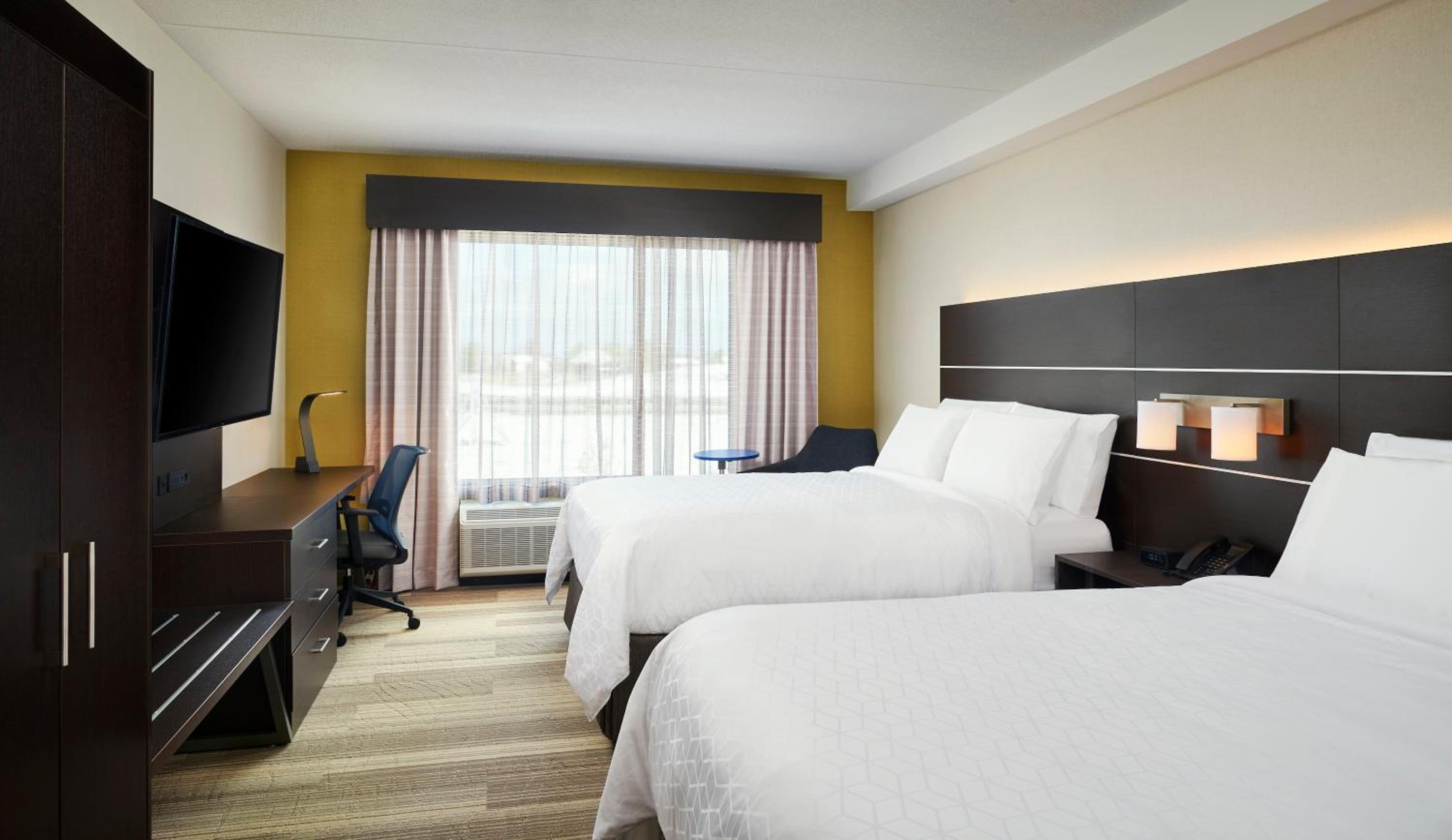 Standard Room with Two Queen Beds - Photo 5