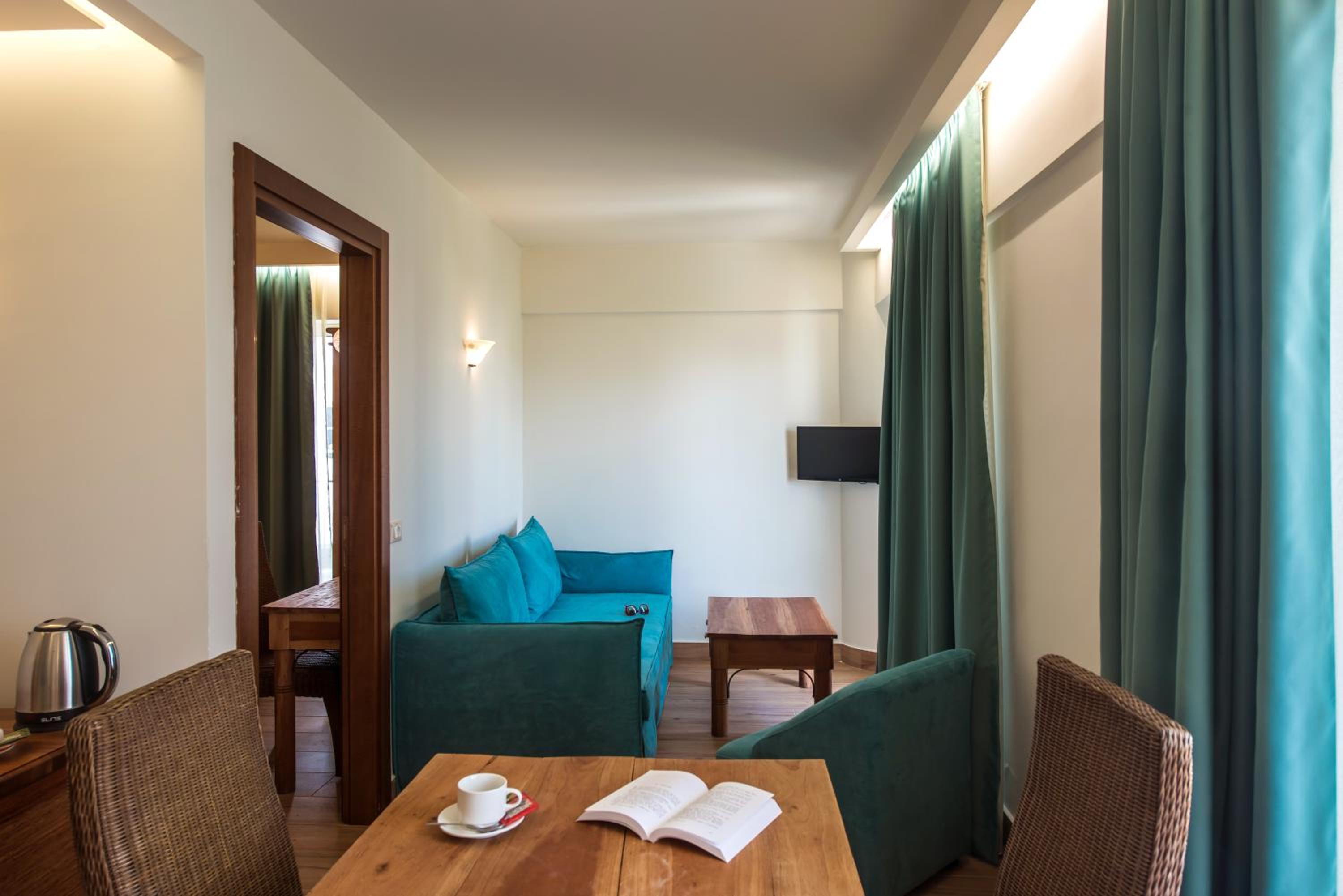 Executive Suite - Photo 7