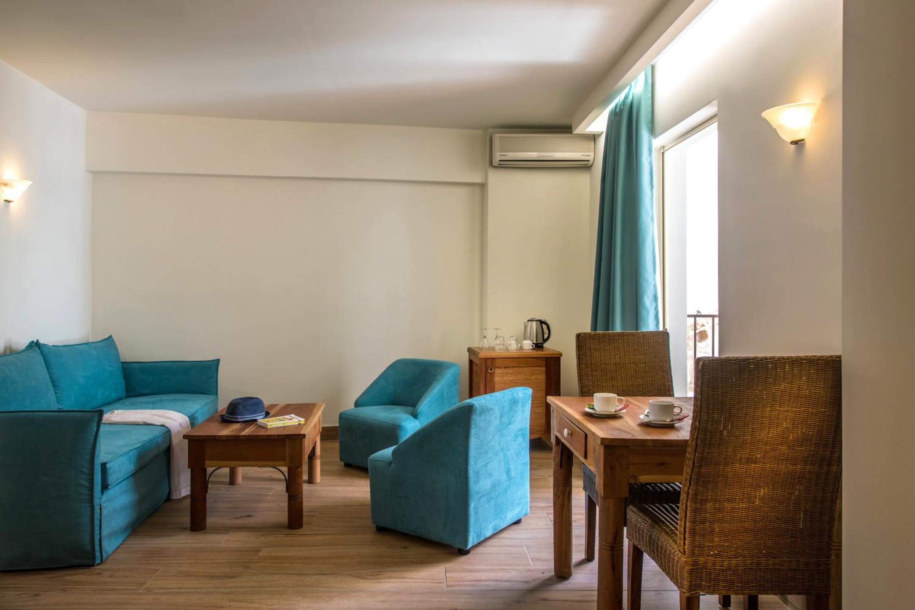 Executive Suite - Photo 6