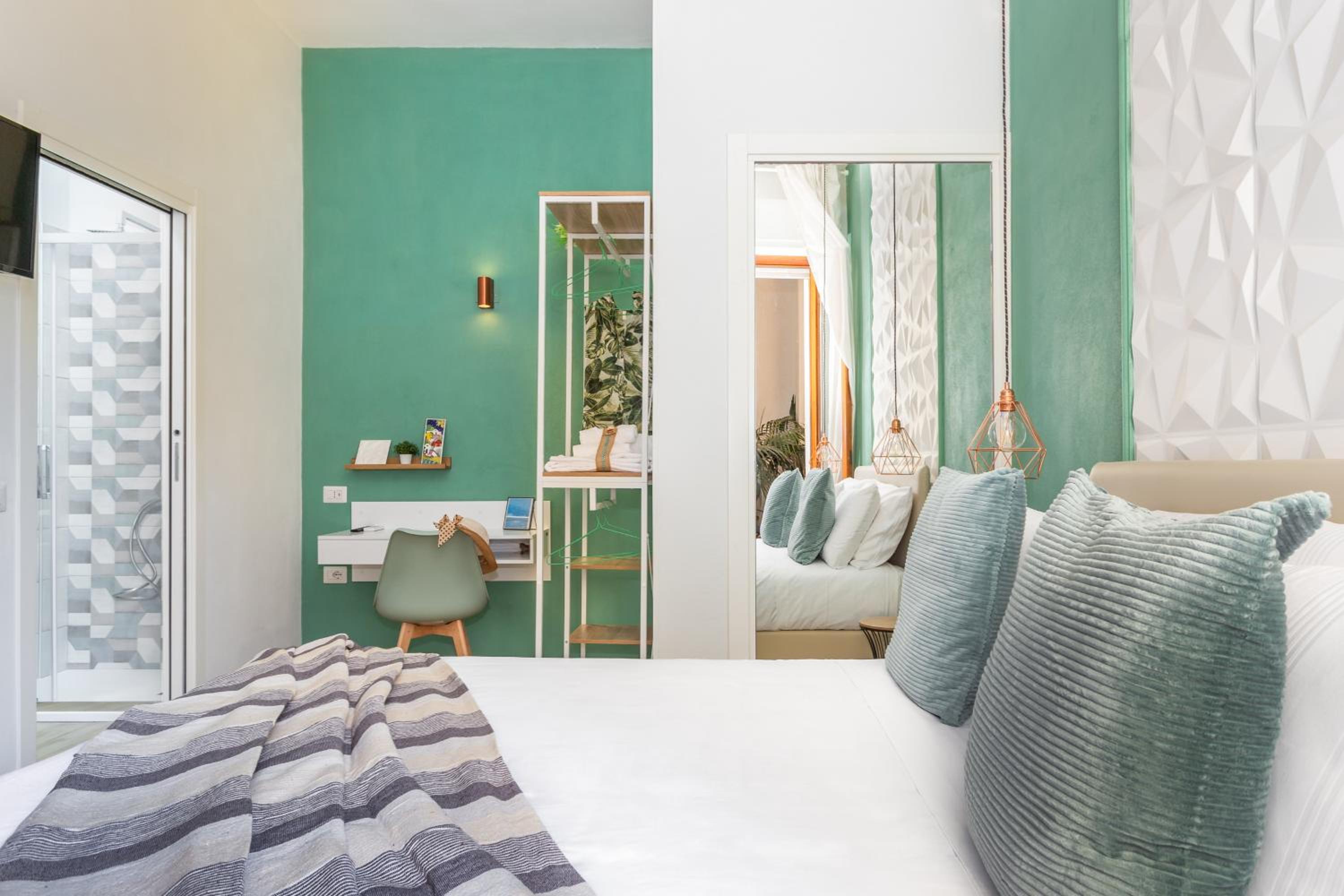 Double Room with Balcony - Photo 8