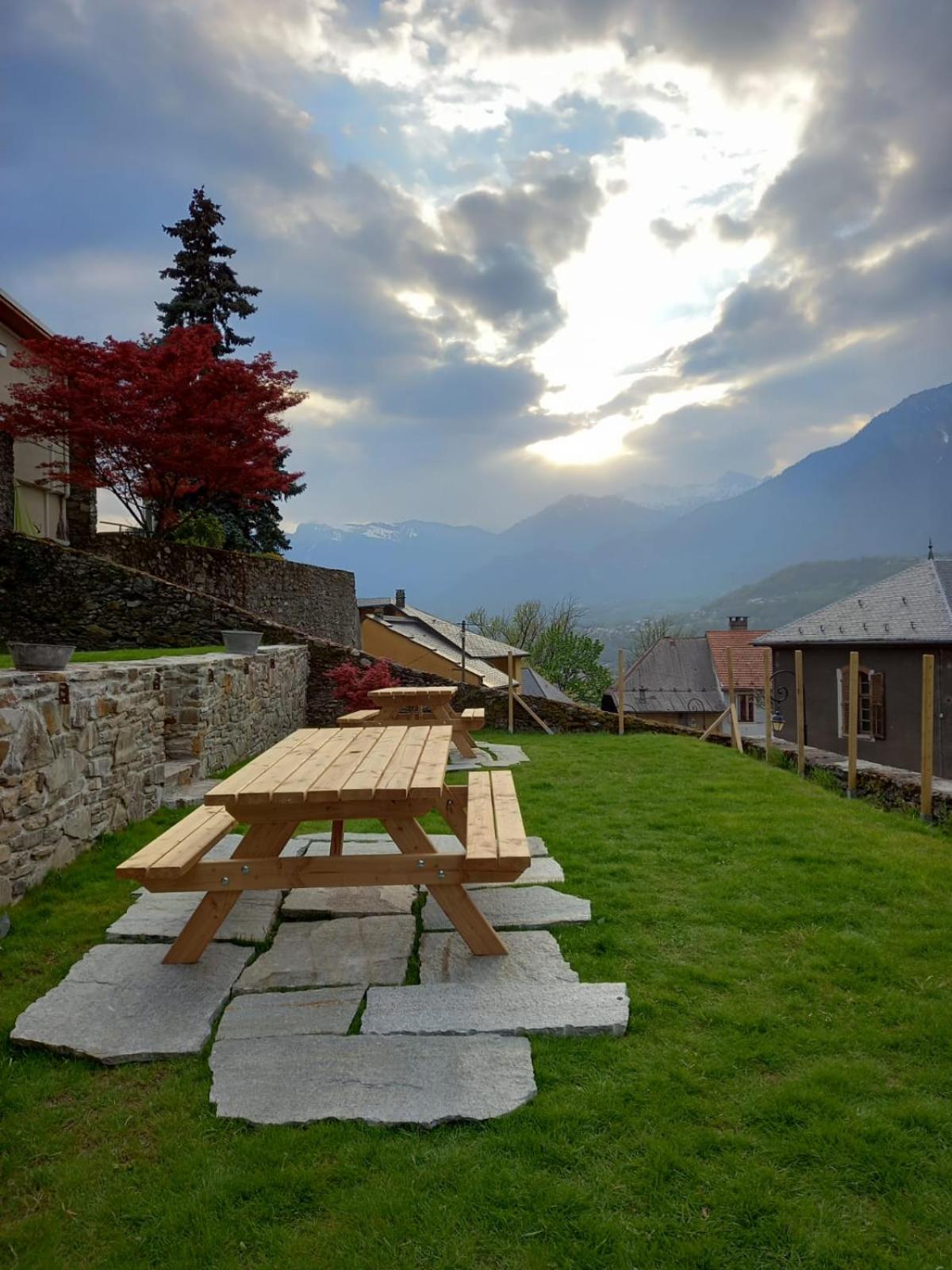 Apartment with Mountain View