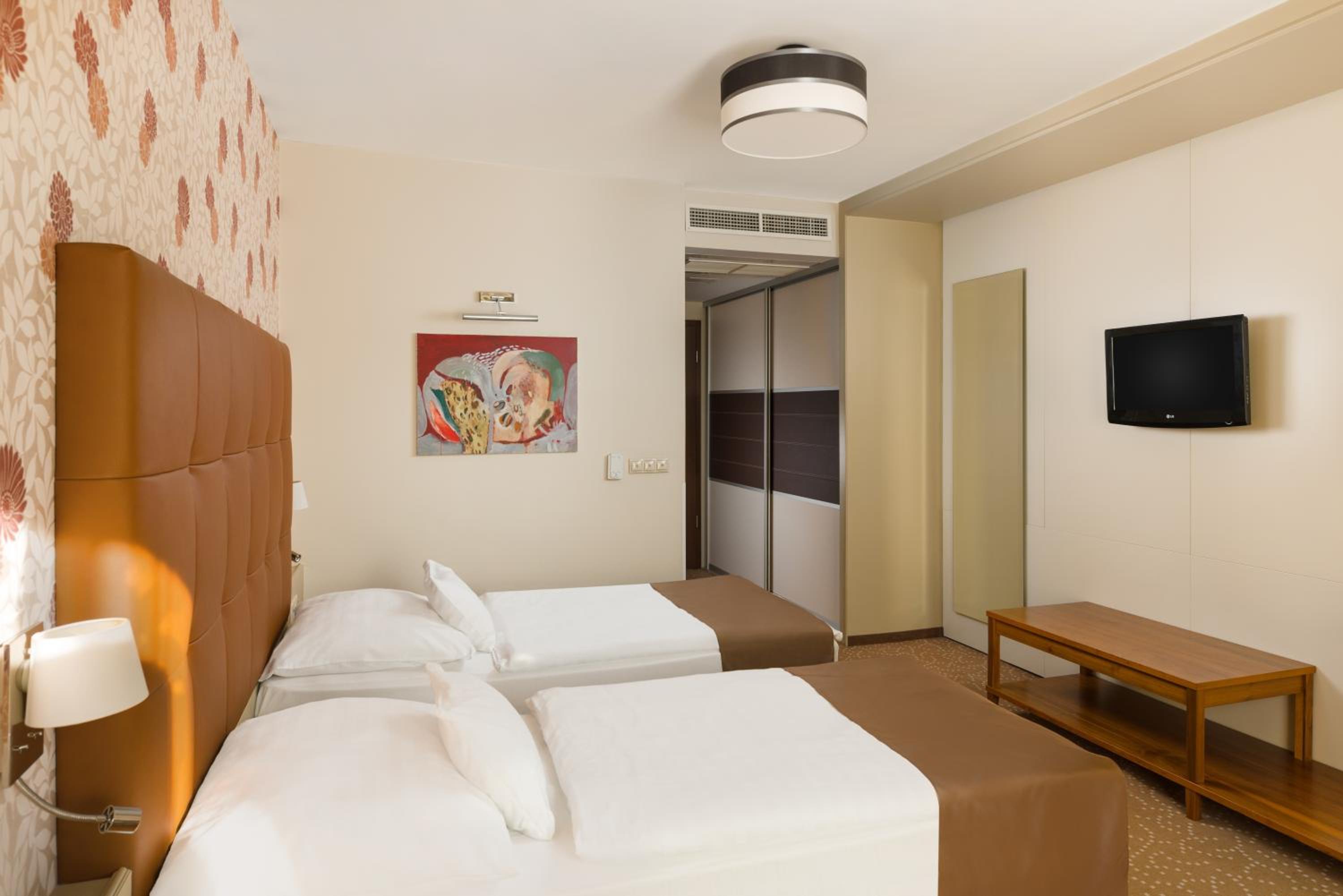 Standard Double or Twin Room - Photo 2
