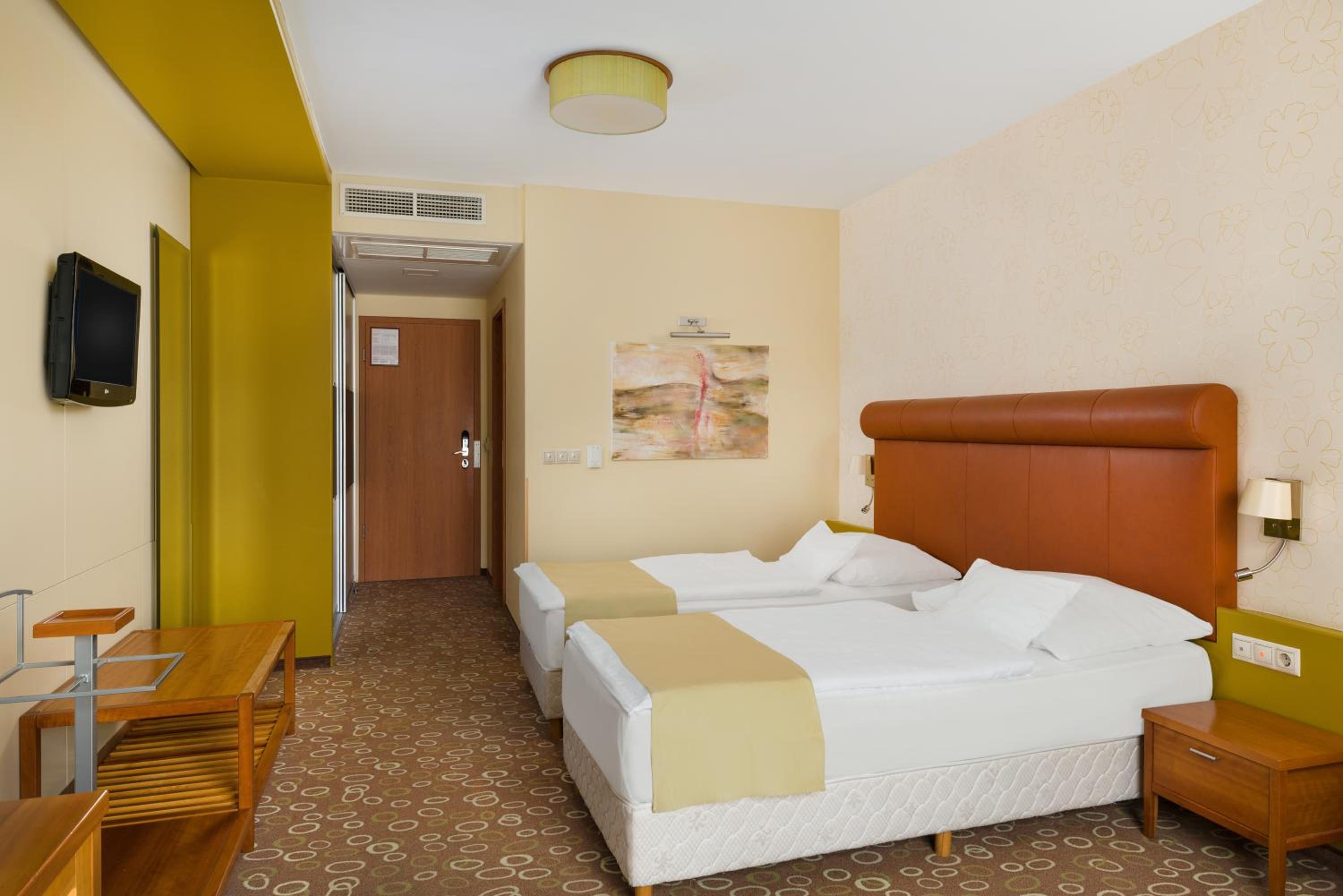 Standard Double or Twin Room - Photo 5