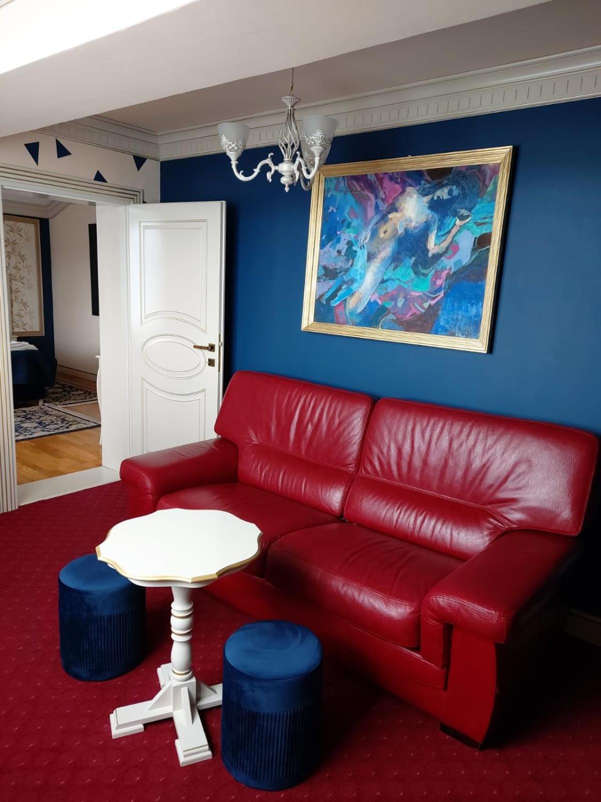 Apartment with Balcony - Photo 6