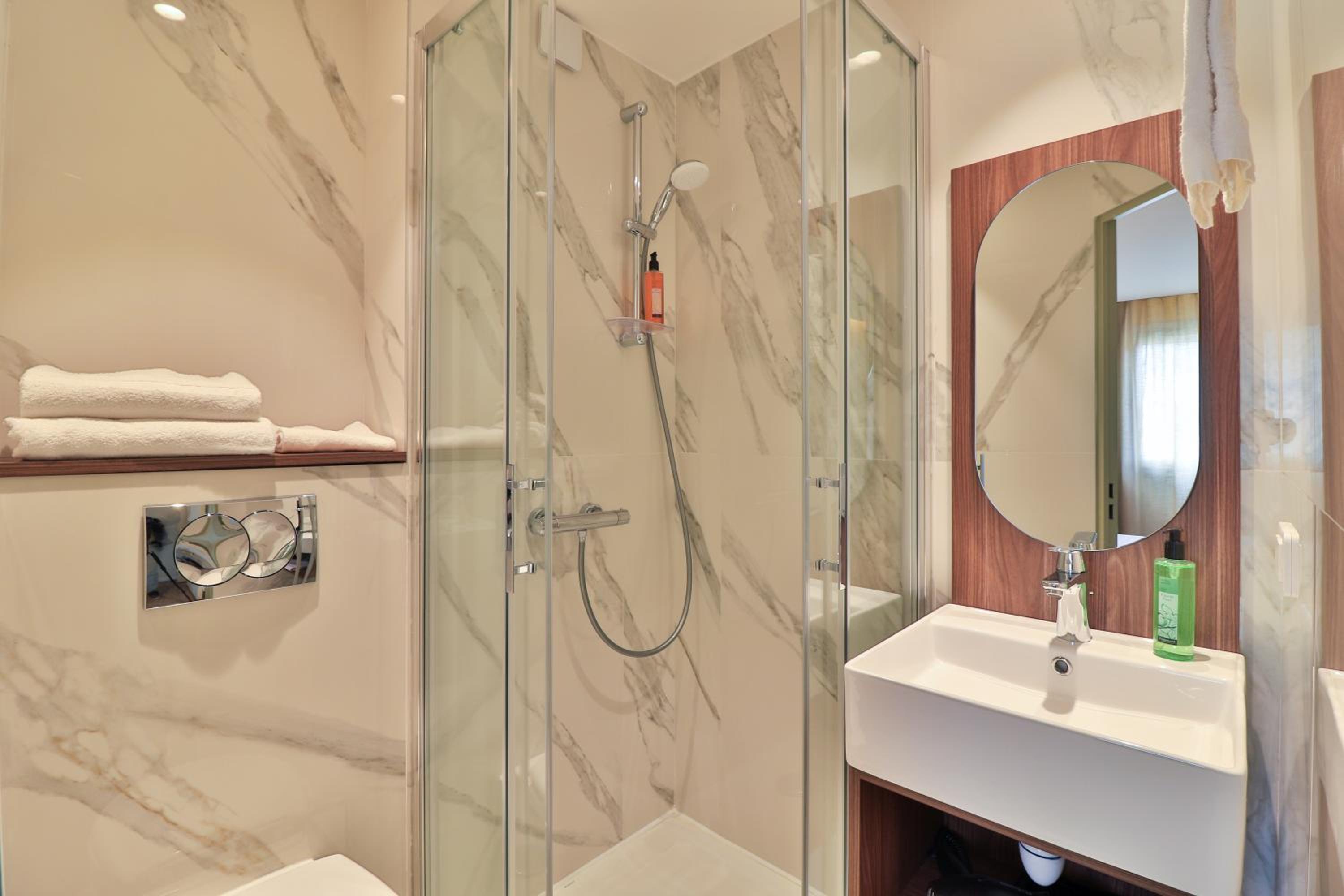 Standard Twin Room - Photo 2