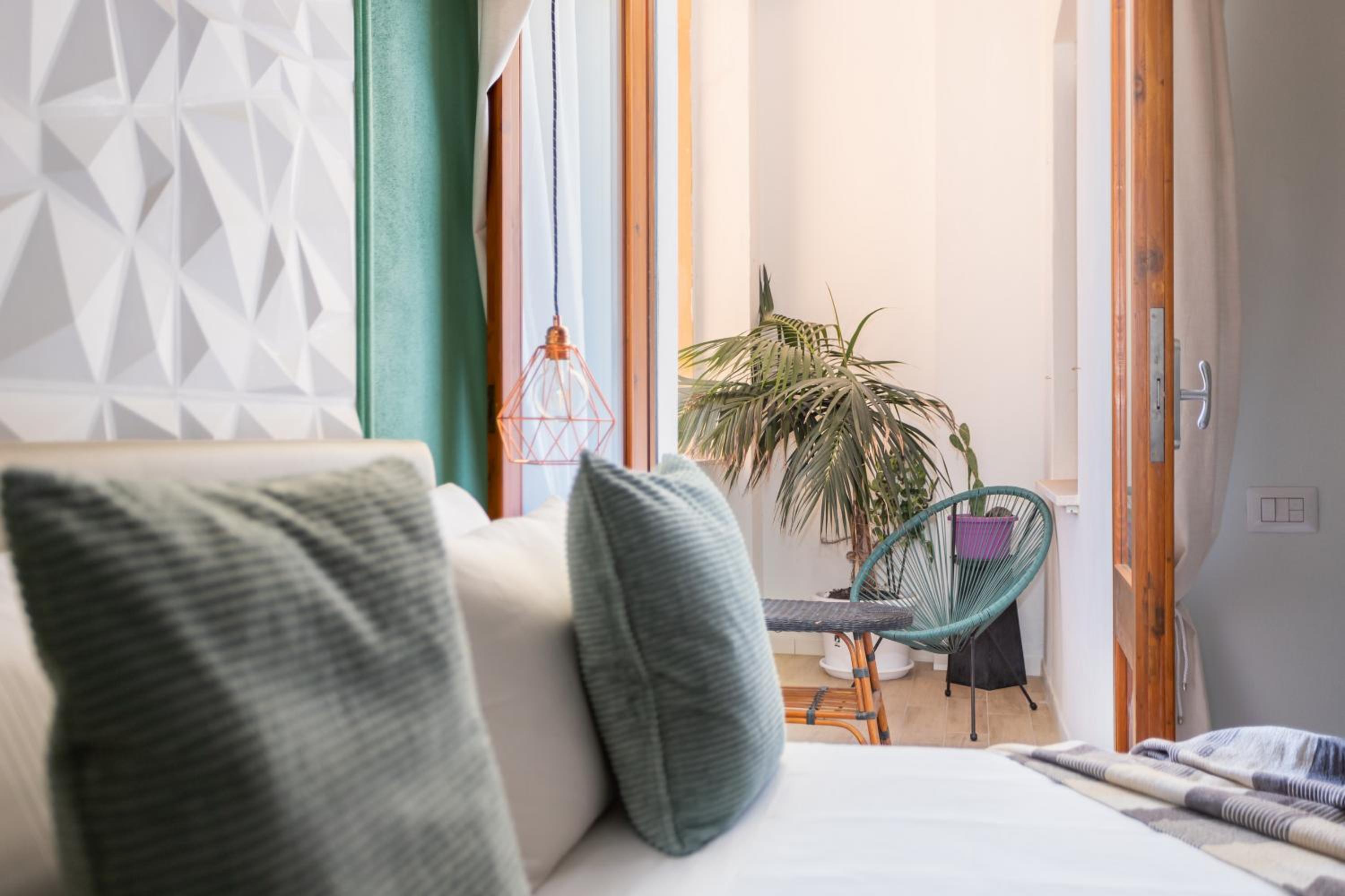 Double Room with Balcony - Photo 6