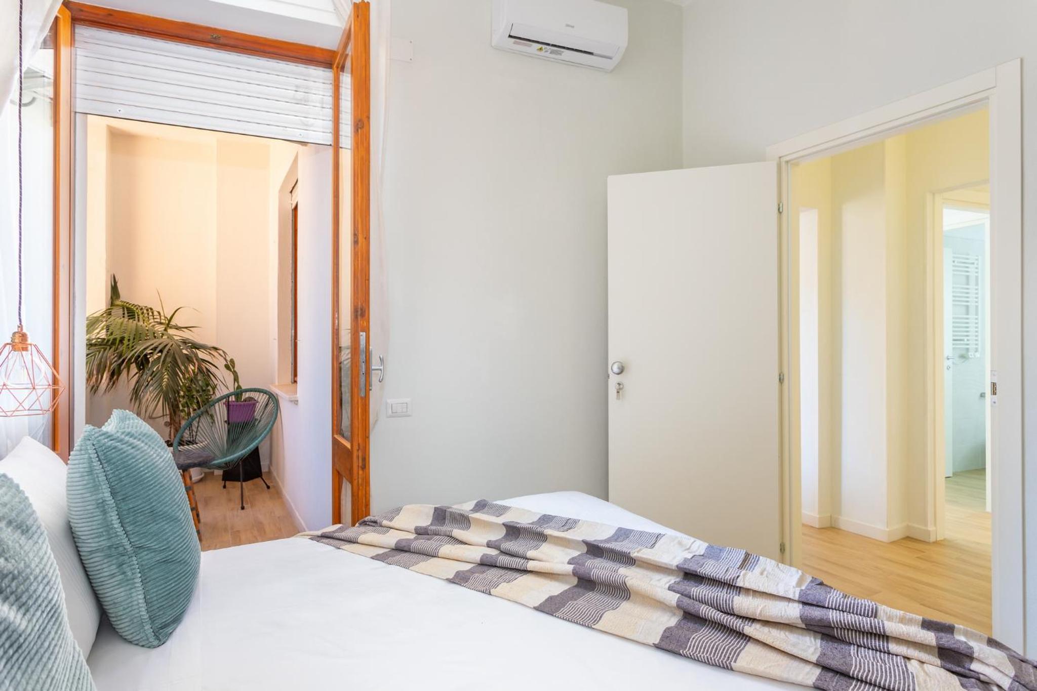 Double Room with Balcony - Photo 3