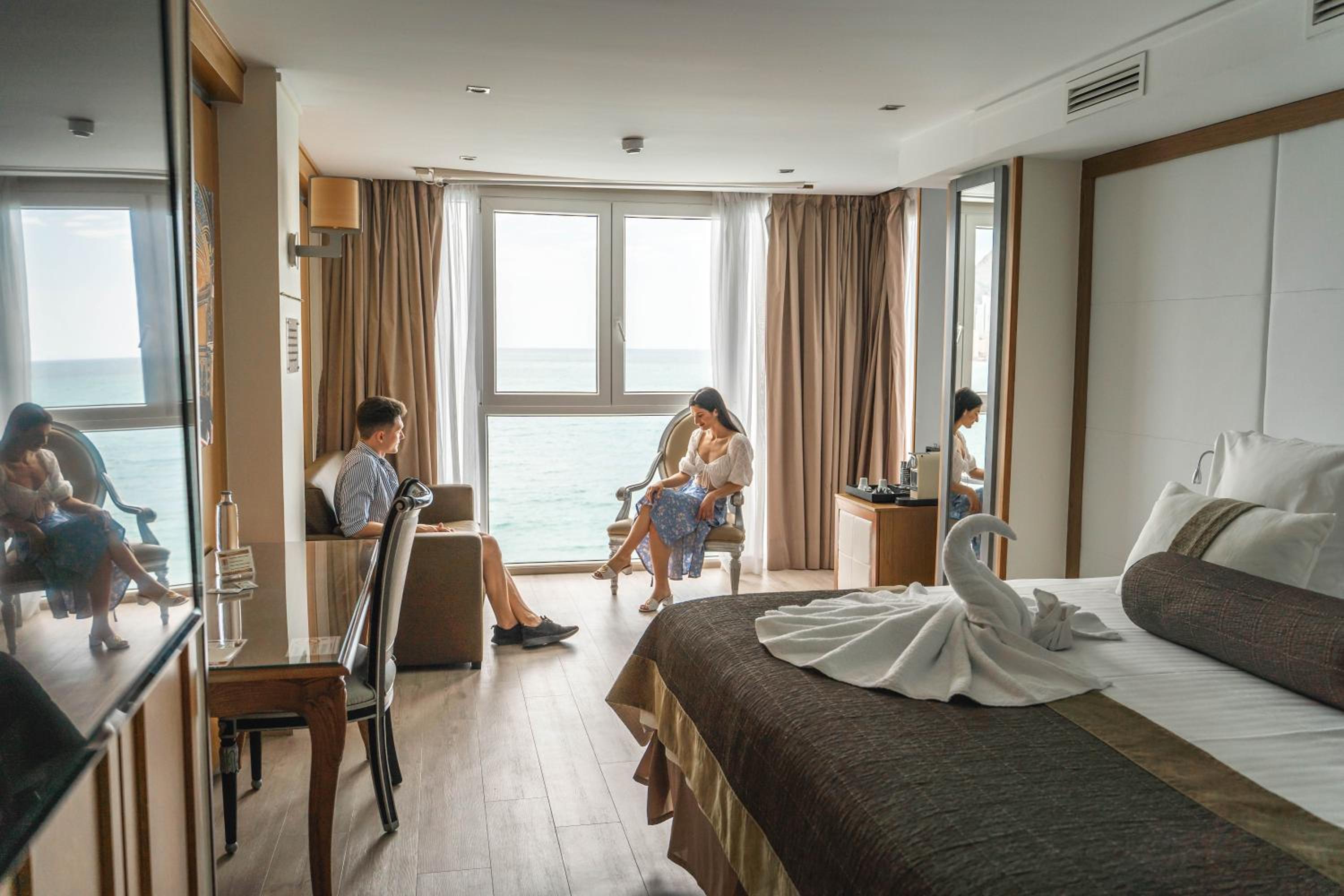 Suite Junior de lujo con vista al mar (2 adultos) Suite Junior de lujo con vista al mar (2 adultos)