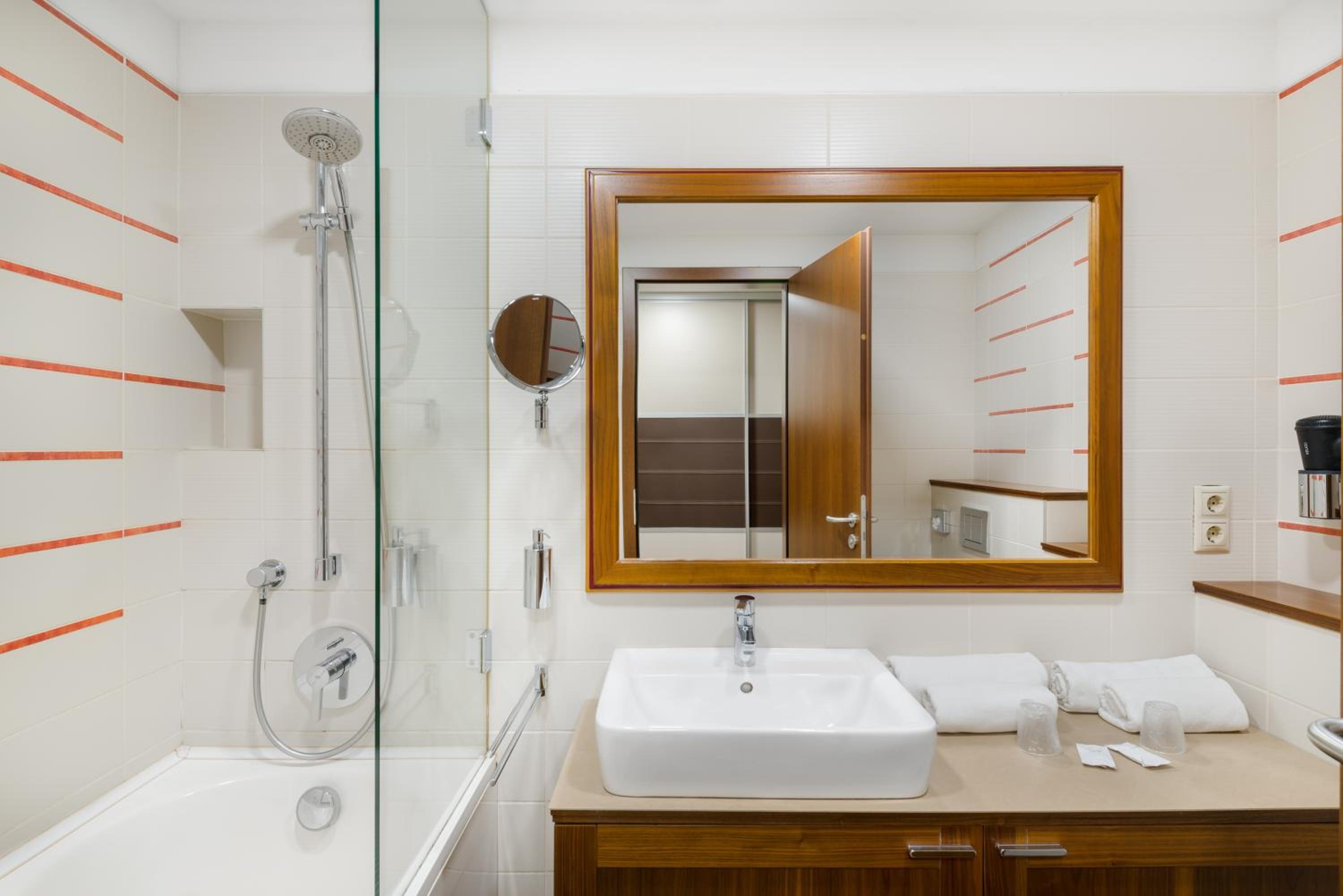 Standard Double or Twin Room - Photo 3