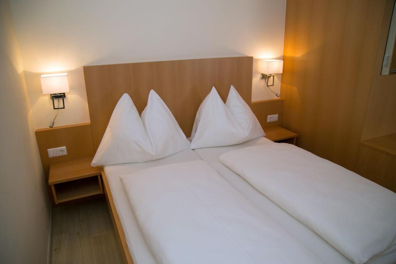 Available room thumbnail 5