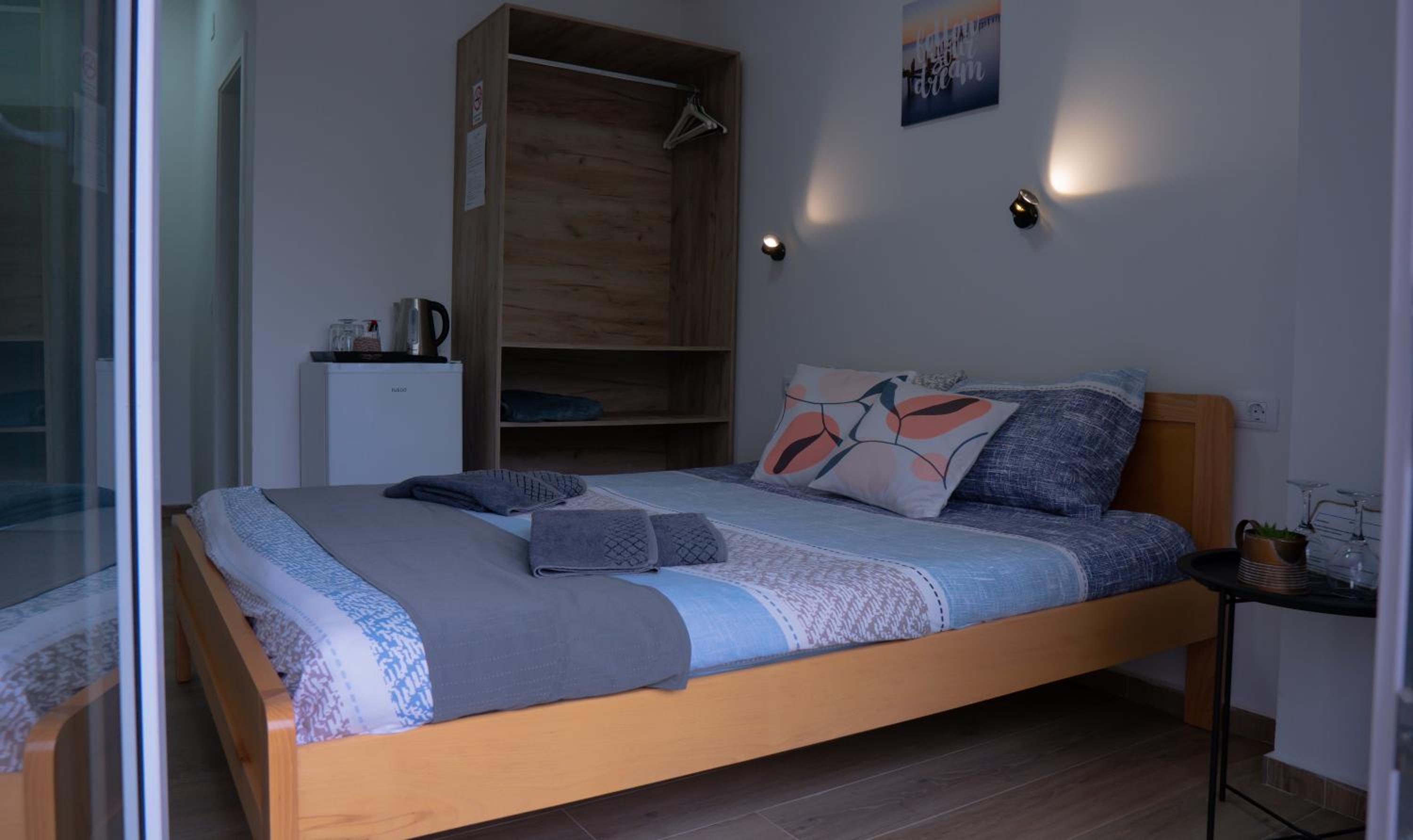 Standard Double Room - Photo 11