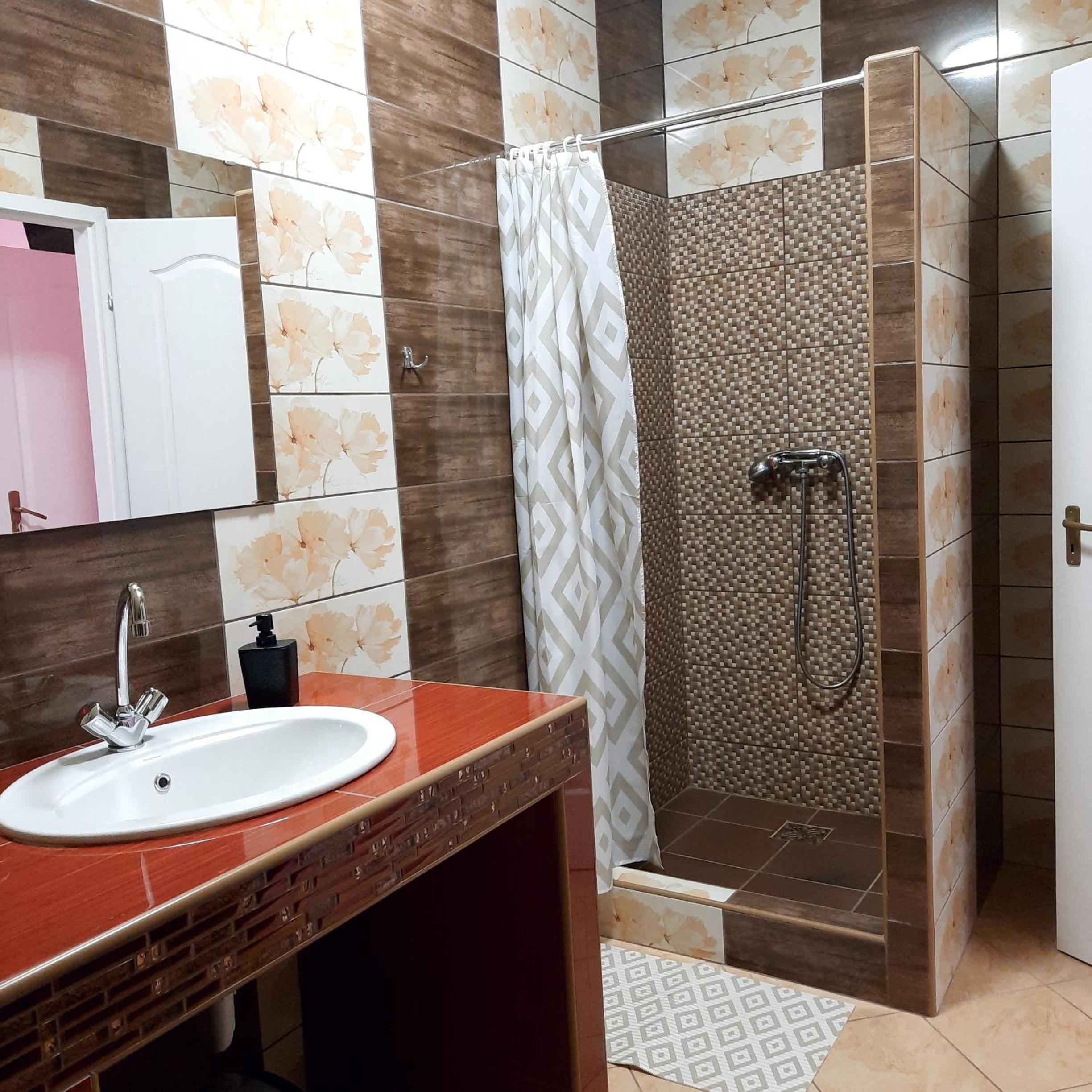 Twin Room with Bathroom - Photo 3
