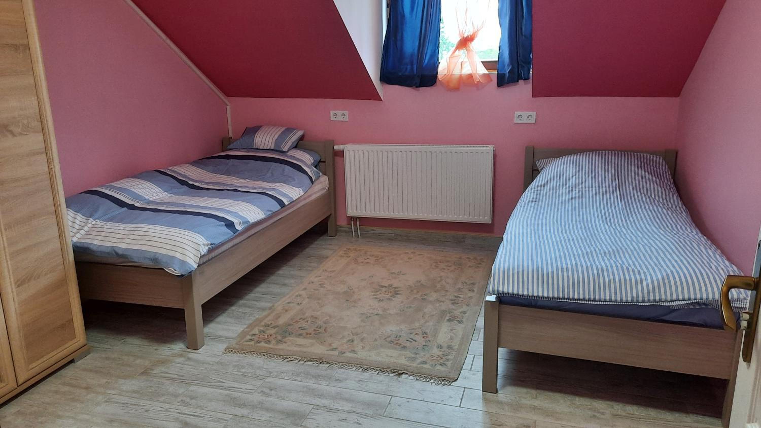 Twin Room with Bathroom - Photo 4