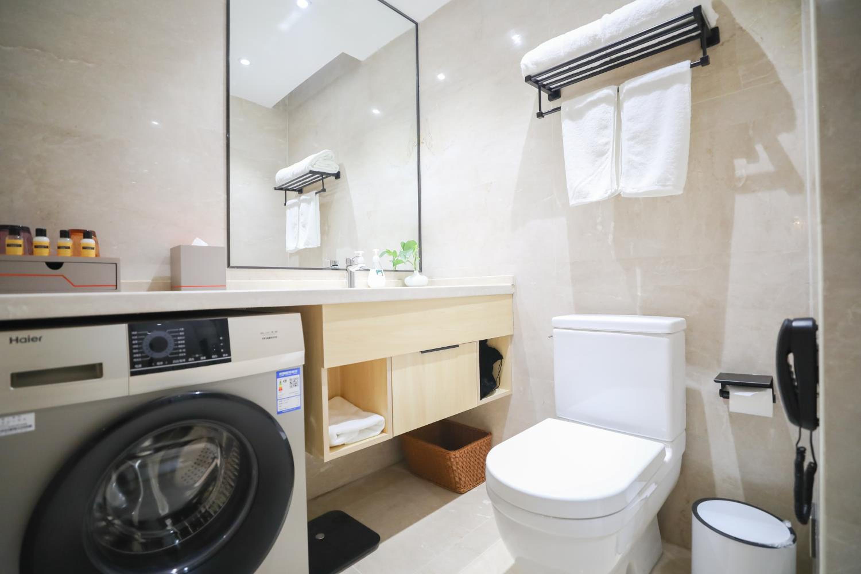 Deluxe Double Room with Lake View photo 2
