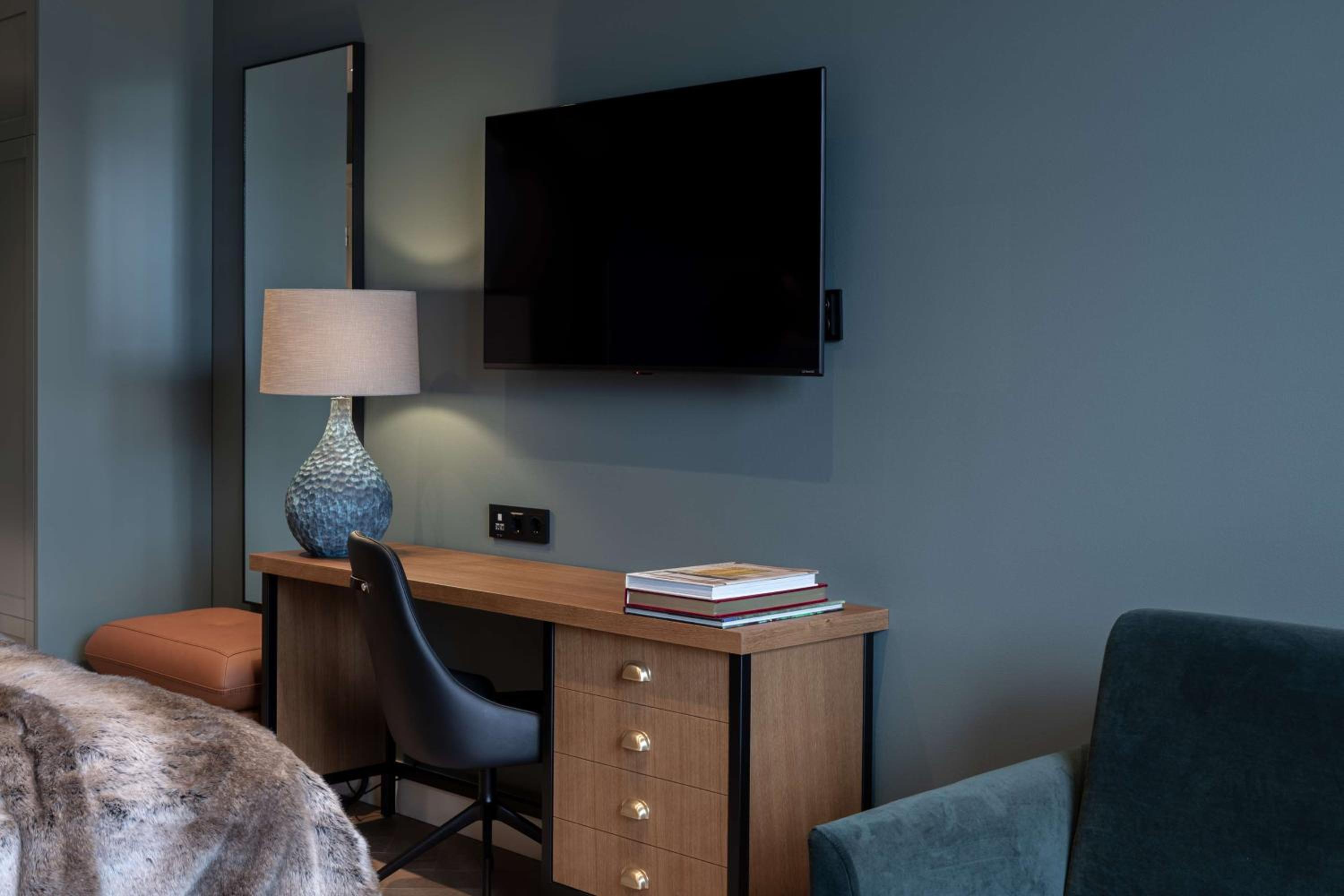 Superior Family Room - Photo 3