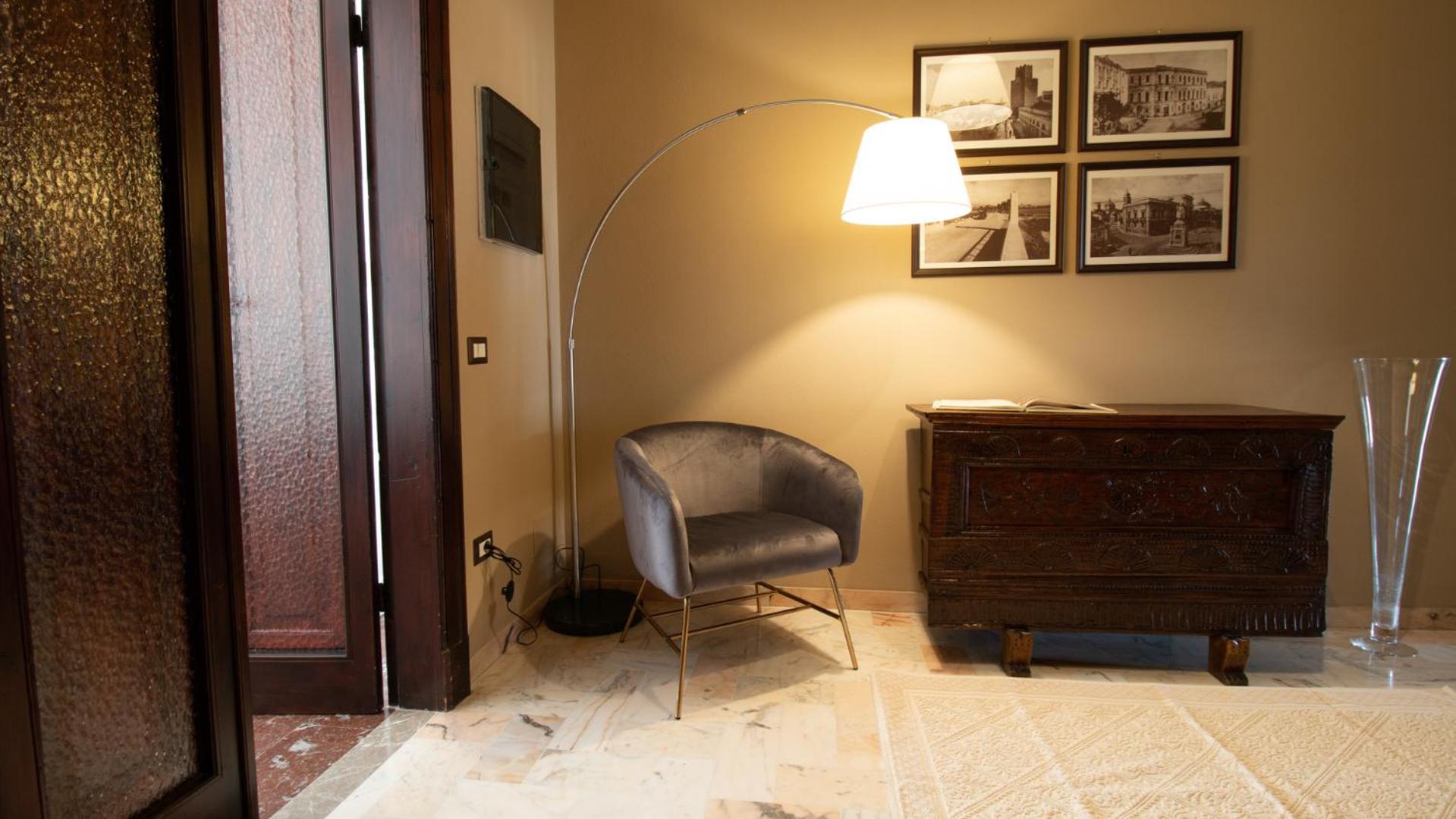Double Room with Private External Bathroom - Photo 3