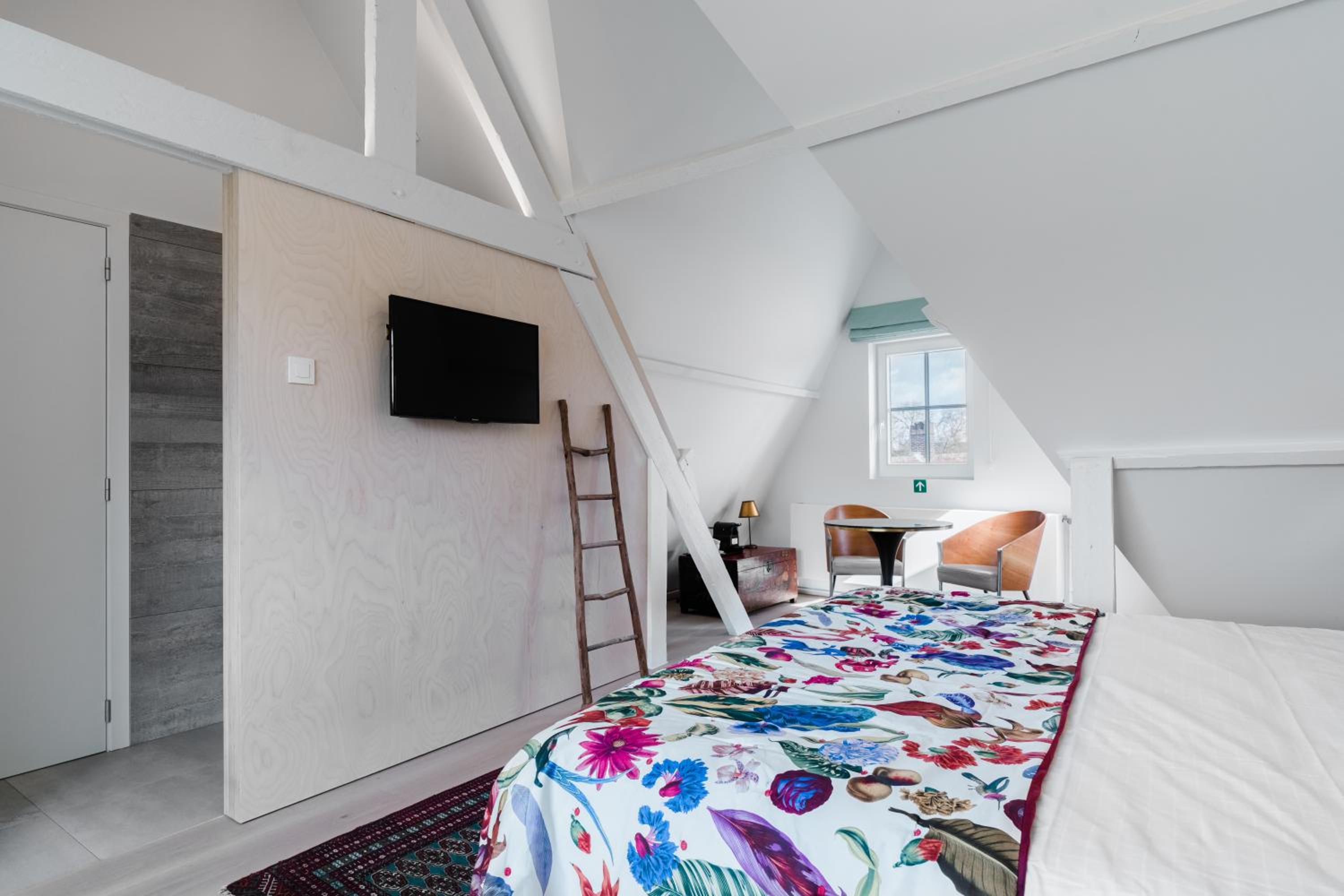 Deluxe King Room - Photo 5