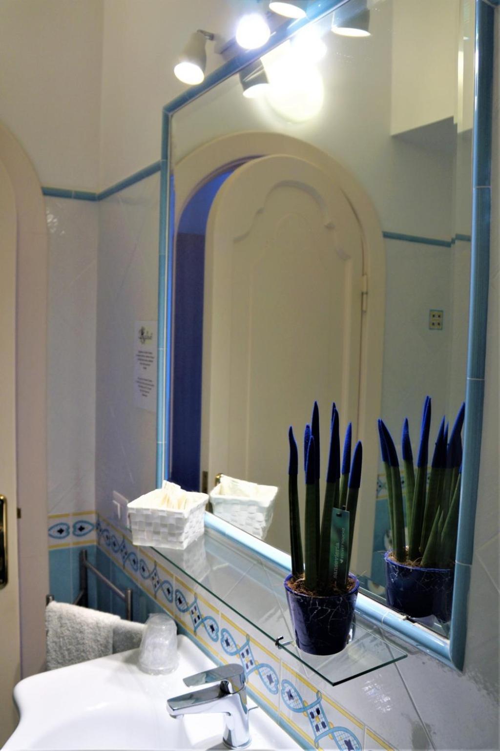 Double or Twin Room with Sea View - Photo 25