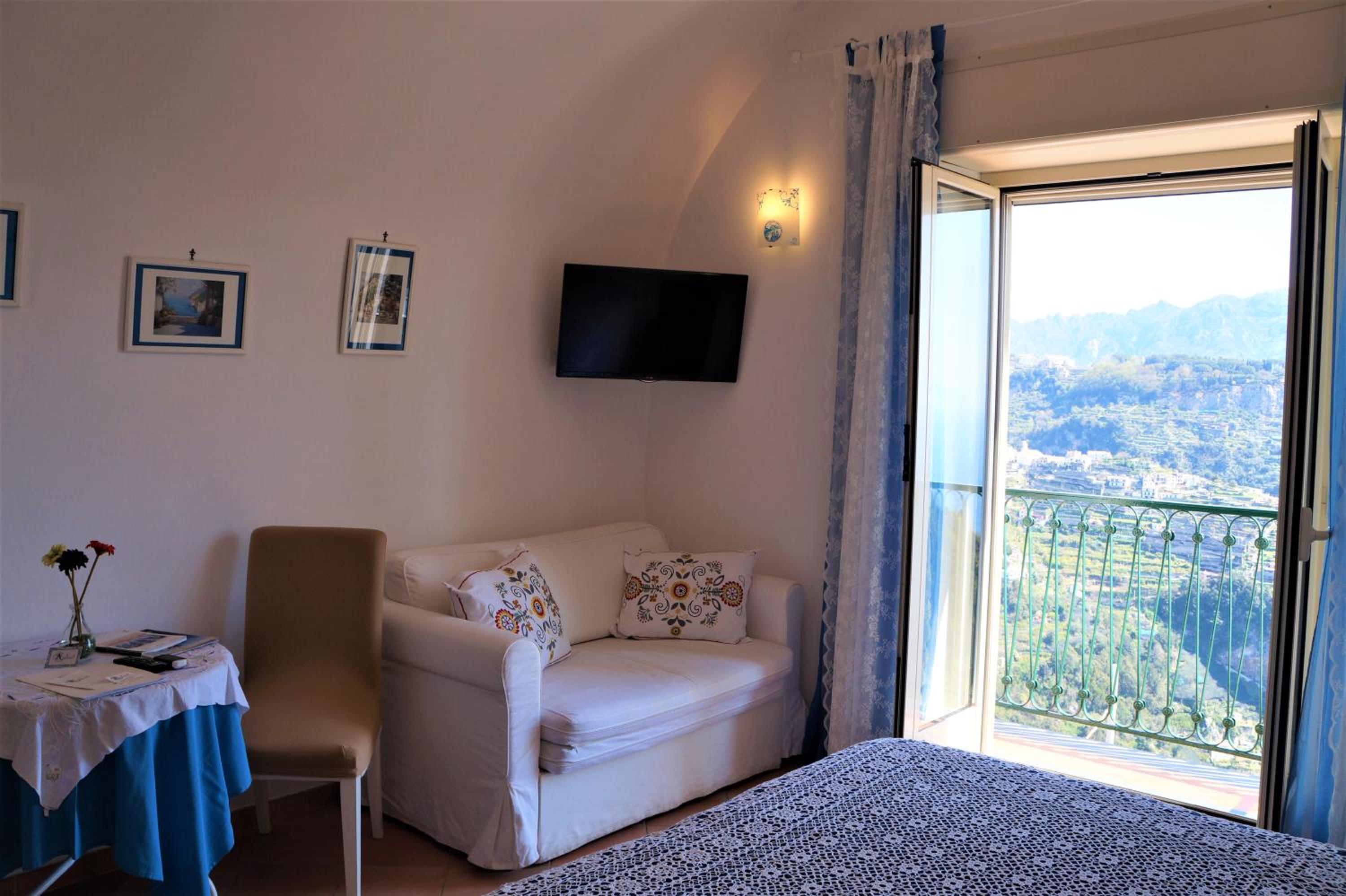 Double or Twin Room with Sea View - Photo 10