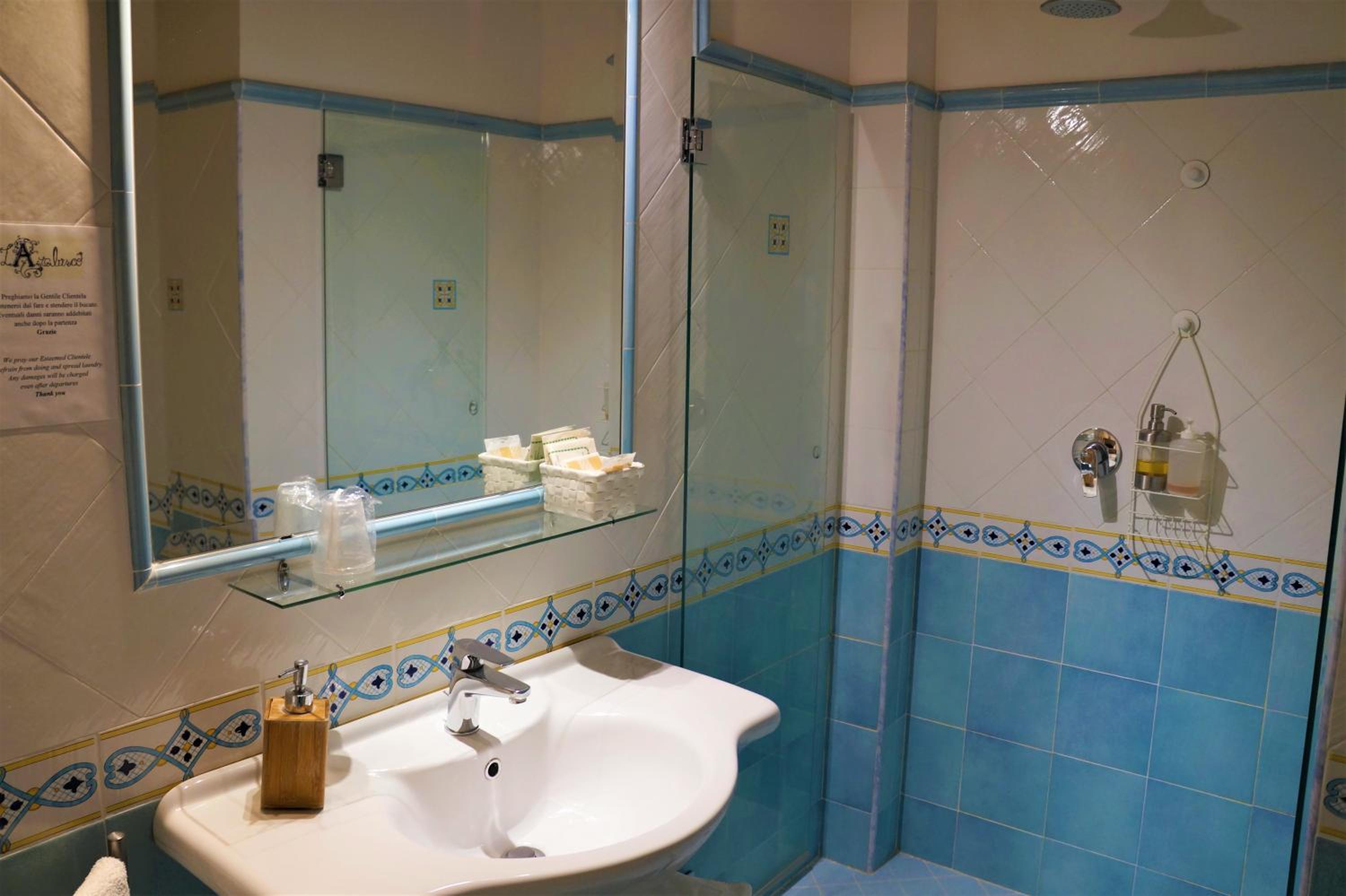 Double or Twin Room with Sea View - Photo 20