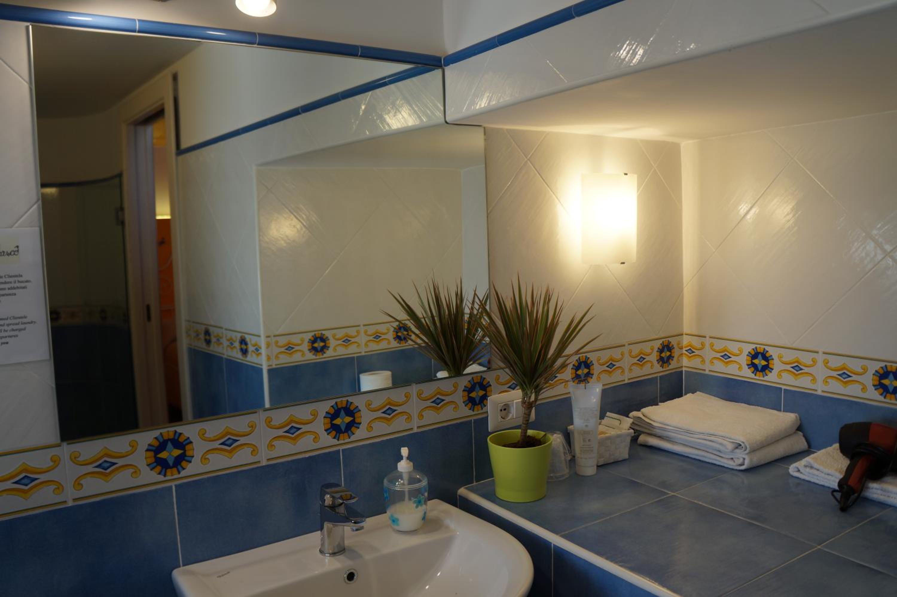 Double or Twin Room with Sea View - Photo 6
