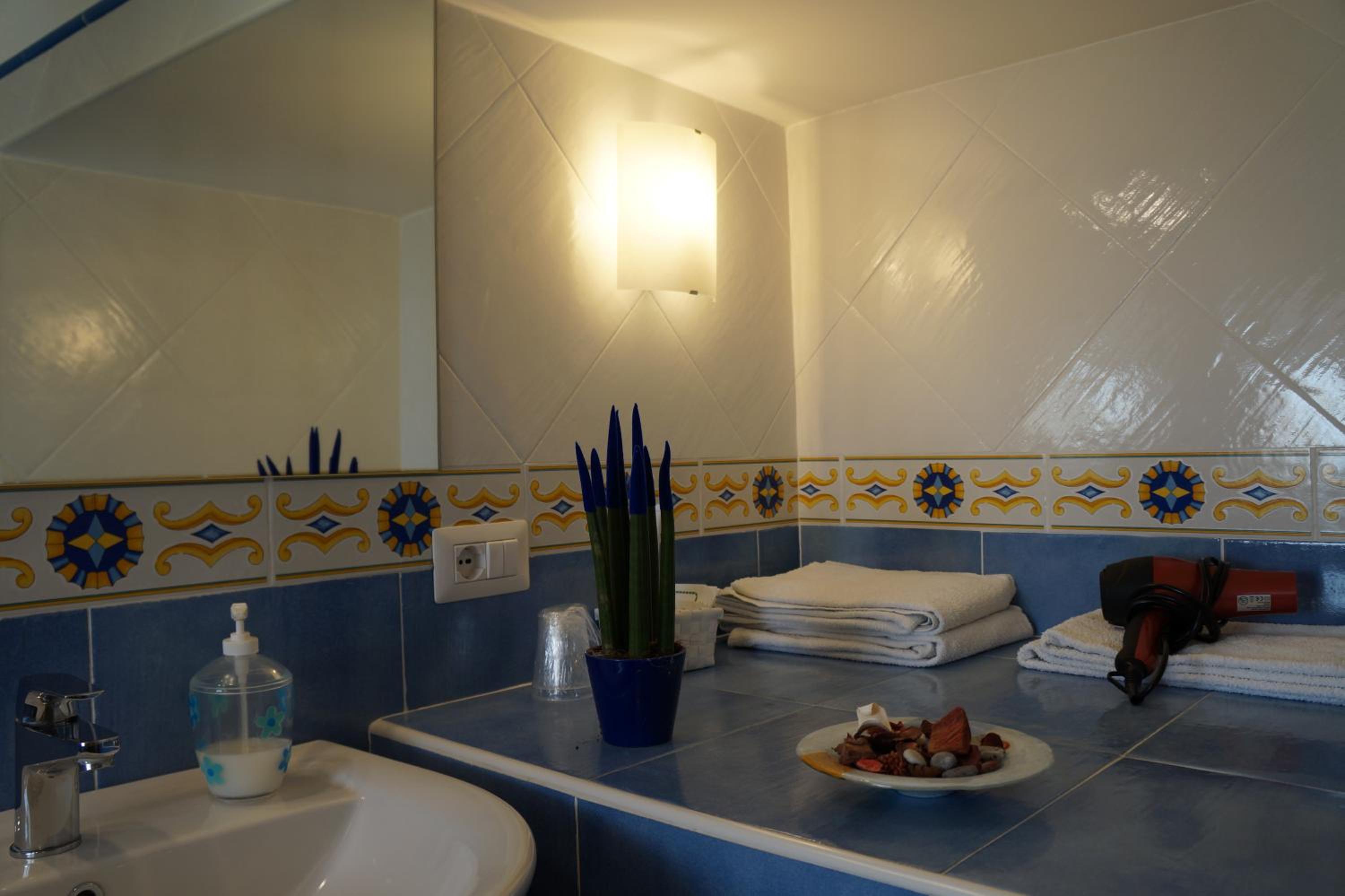 Double or Twin Room with Sea View - Photo 4