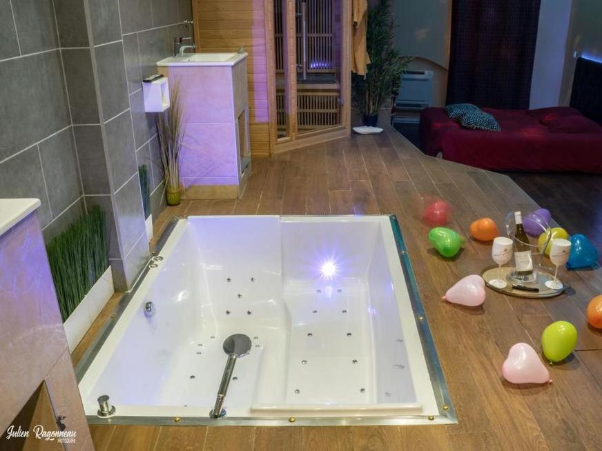 Deluxe Suite with Spa Bath