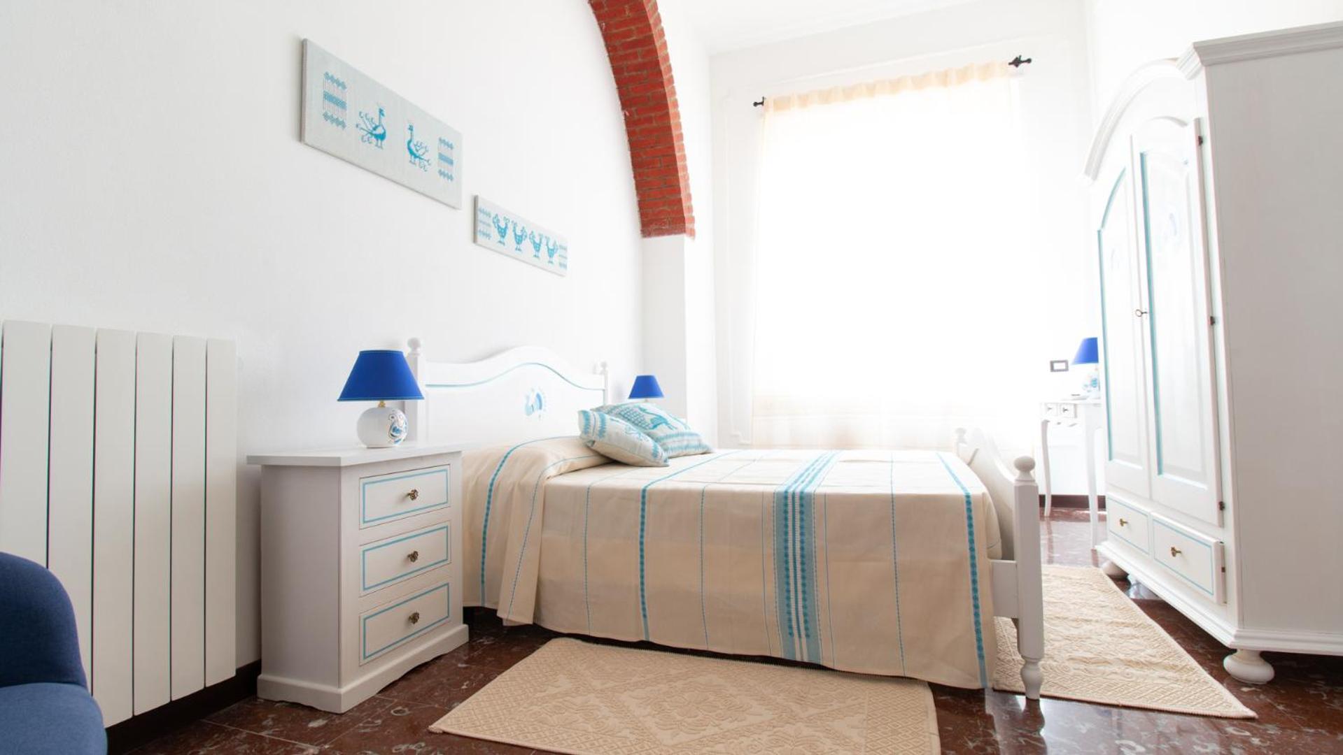 Double Room with Private External Bathroom - Photo 7