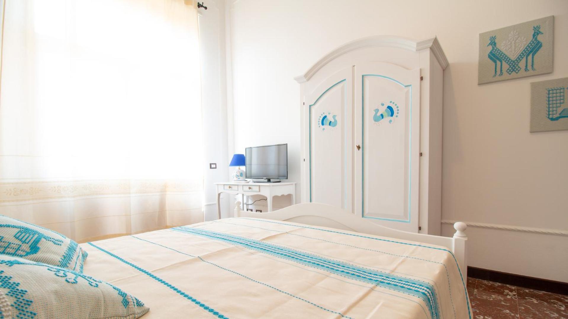 Double Room with Private External Bathroom - Photo 10