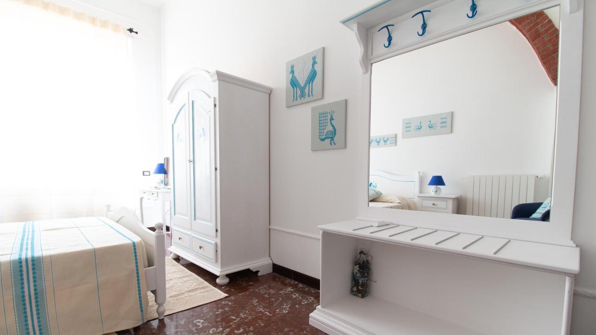 Double Room with Private External Bathroom - Photo 11