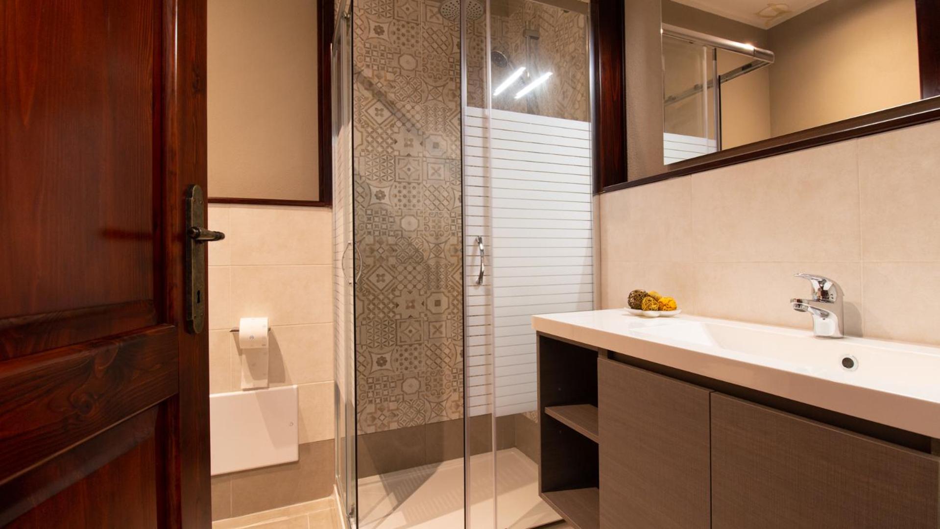 Double Room with Private External Bathroom - Photo 17