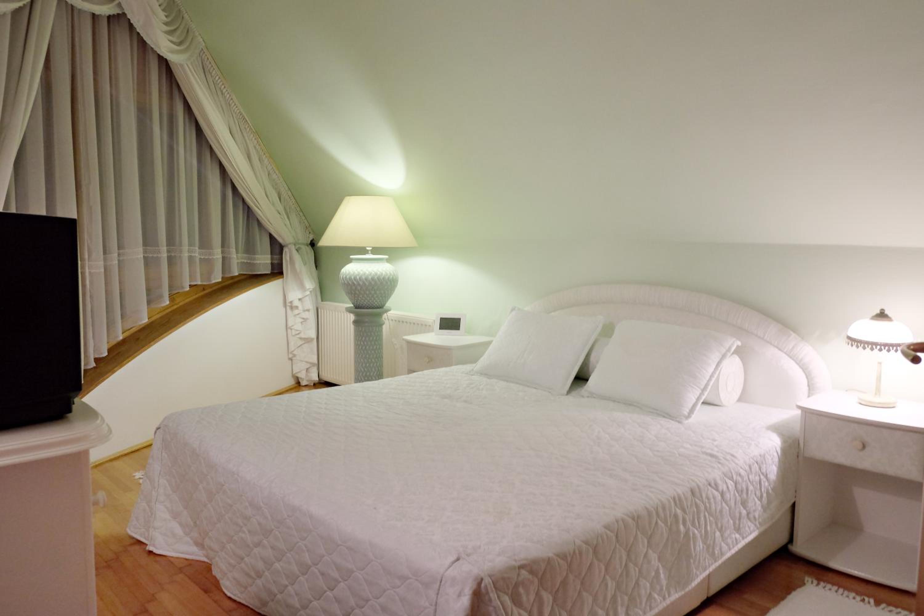 Five-Bedroom House photo 2