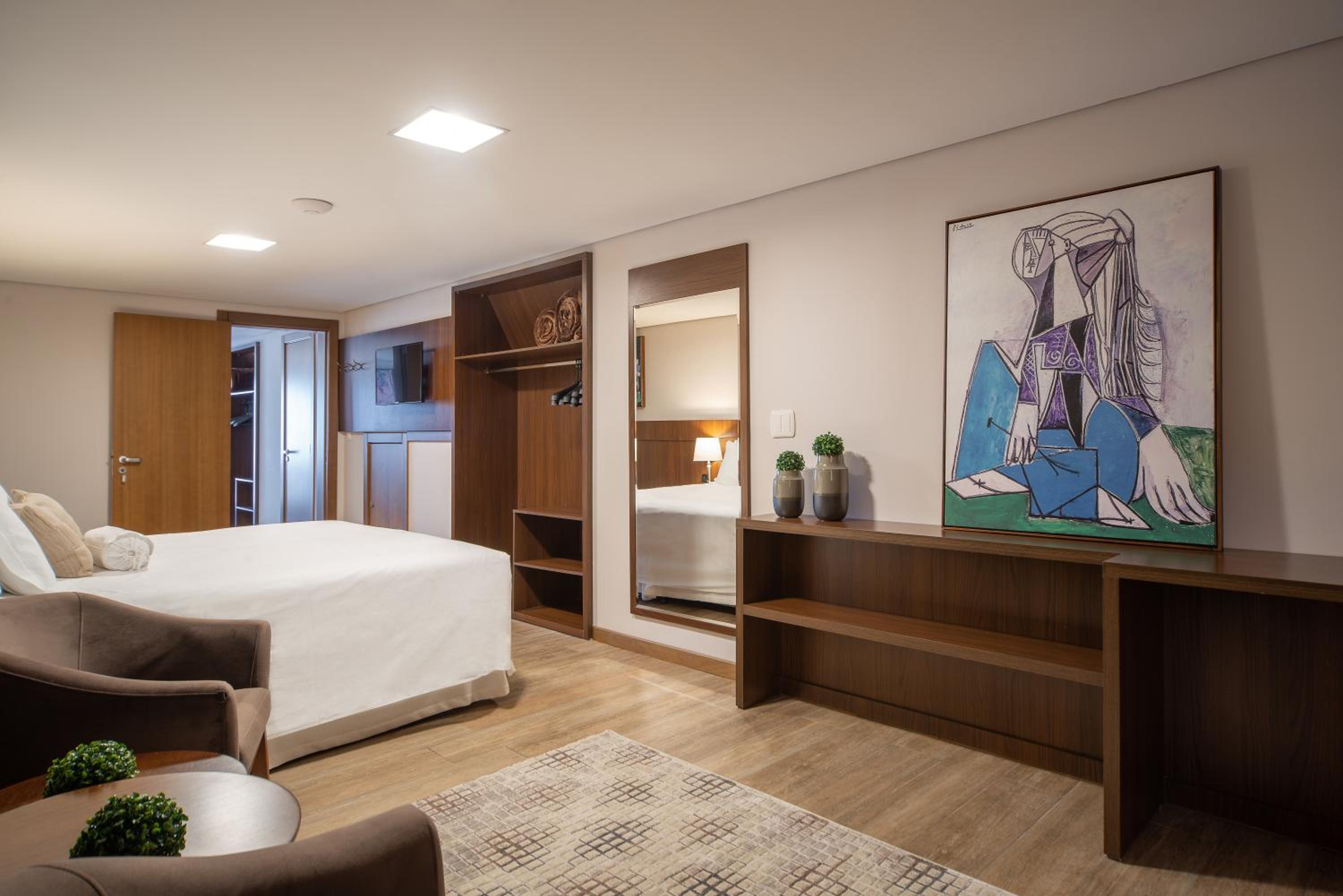 Suite with Hot Tub thumbnail 5