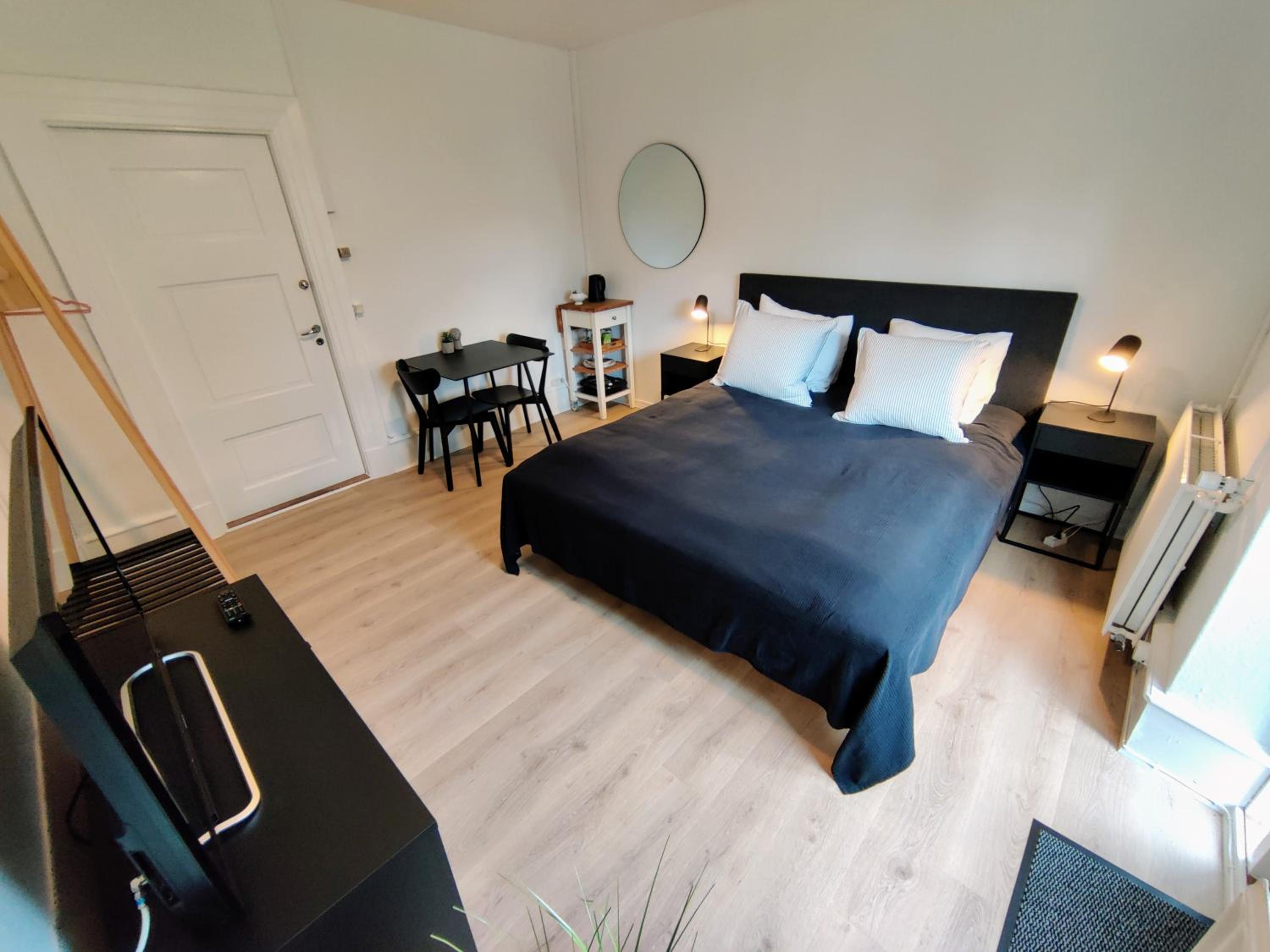 Two Rooms With Private Bathroom photo 3