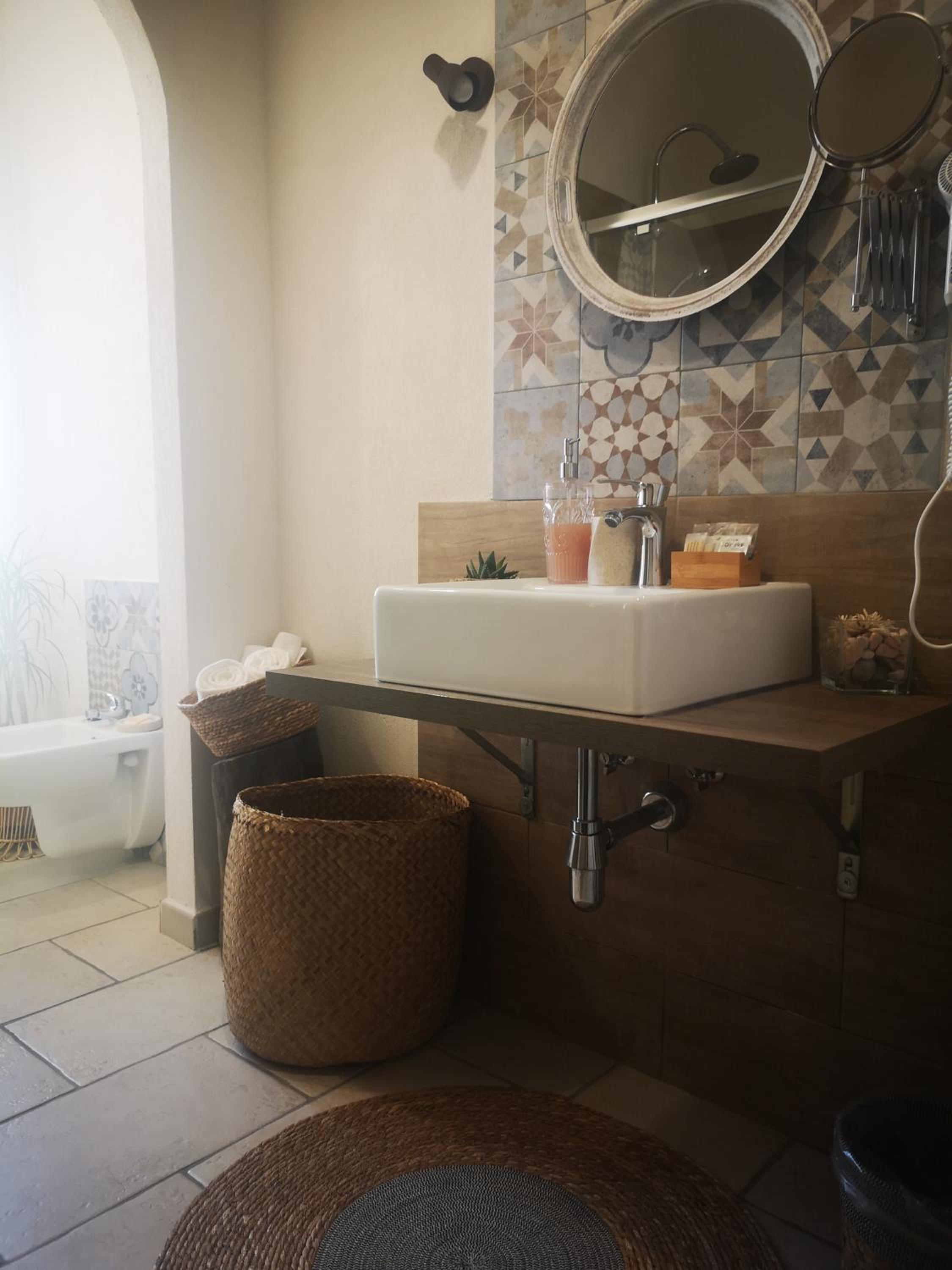 Deluxe Double Room with Sea View - Photo 12
