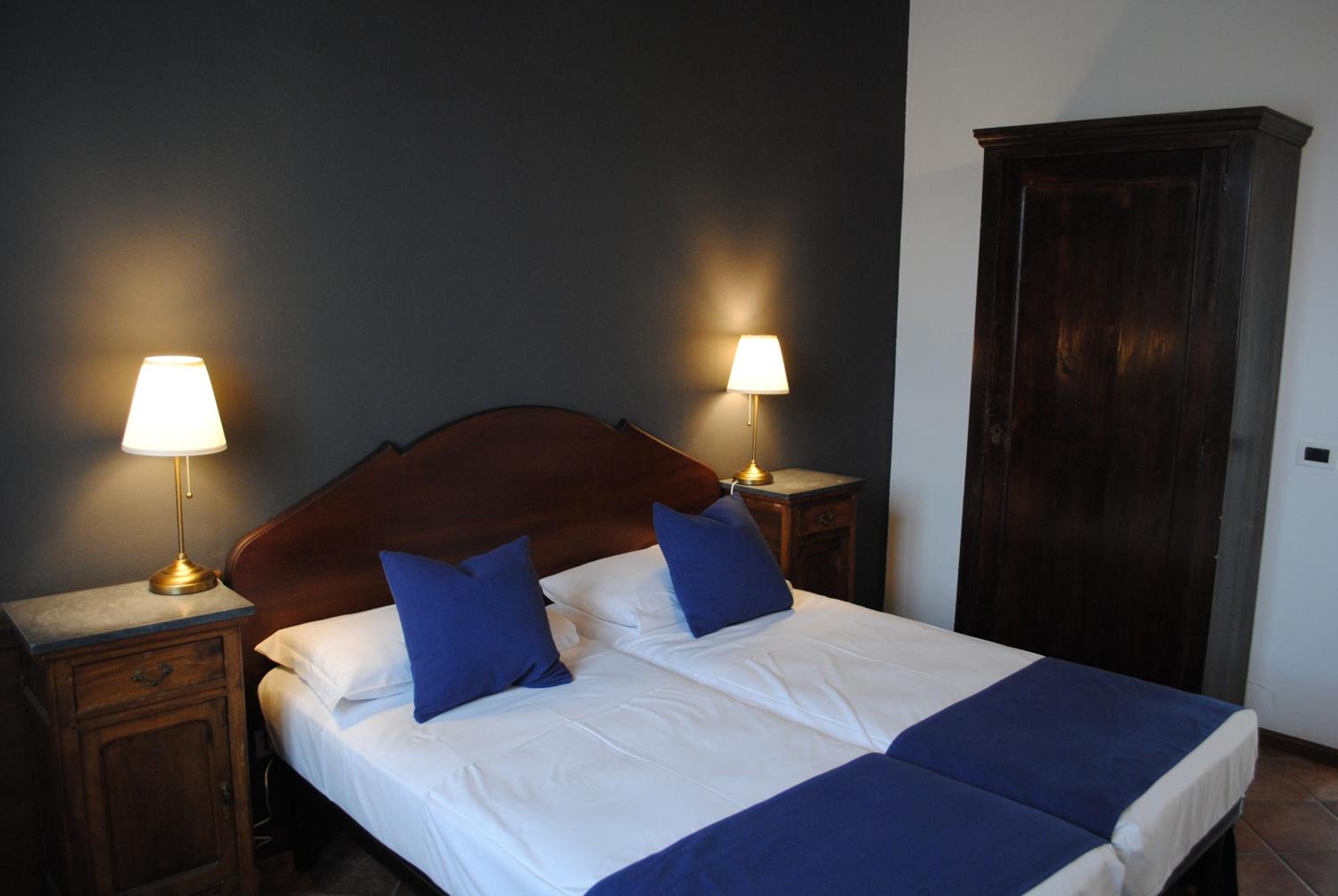 Twin Room with Bathroom - Photo 4