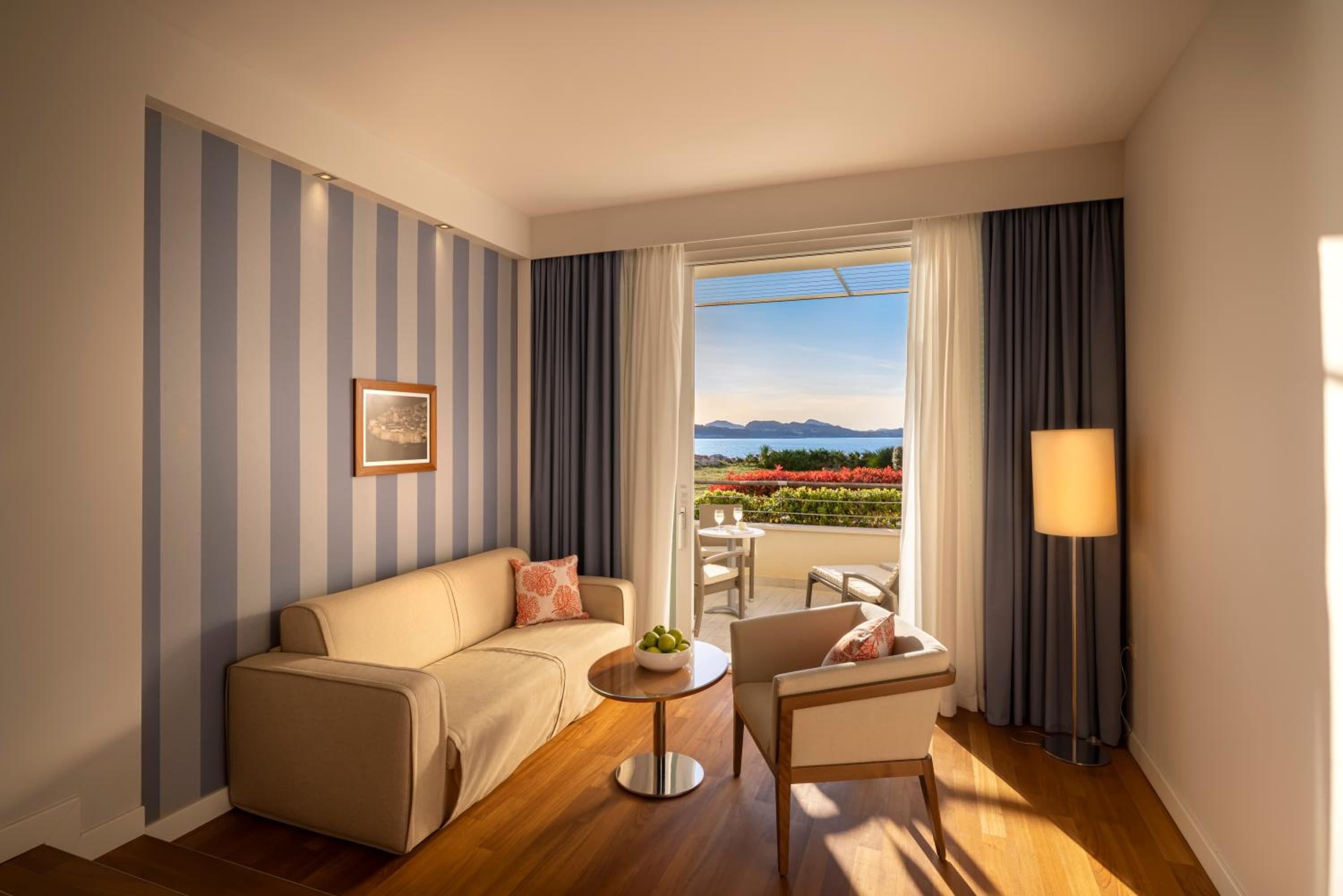 V Level Suite for 2+2 Seaview