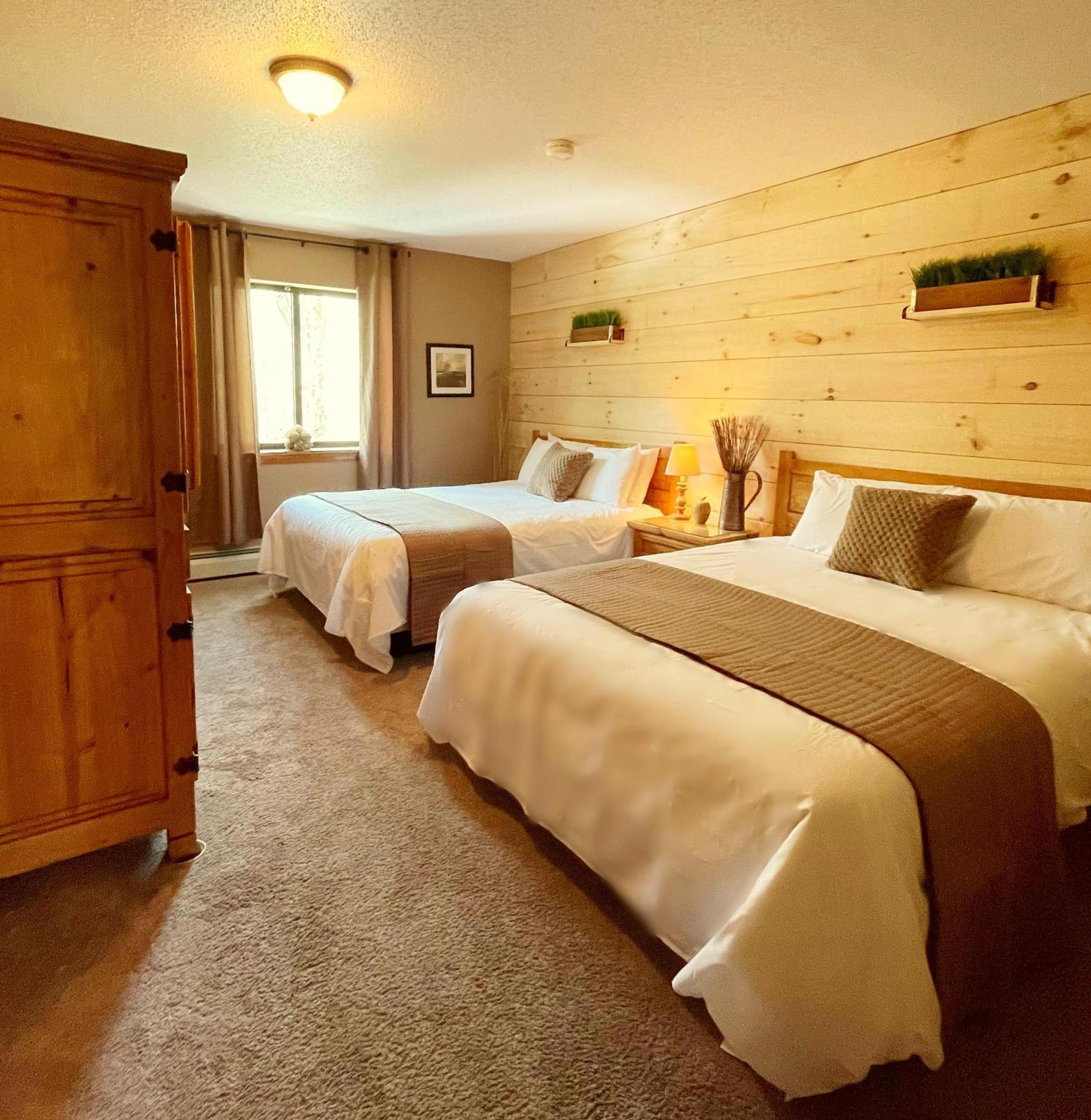Standard Queen Room with Two Queen Beds photo 1