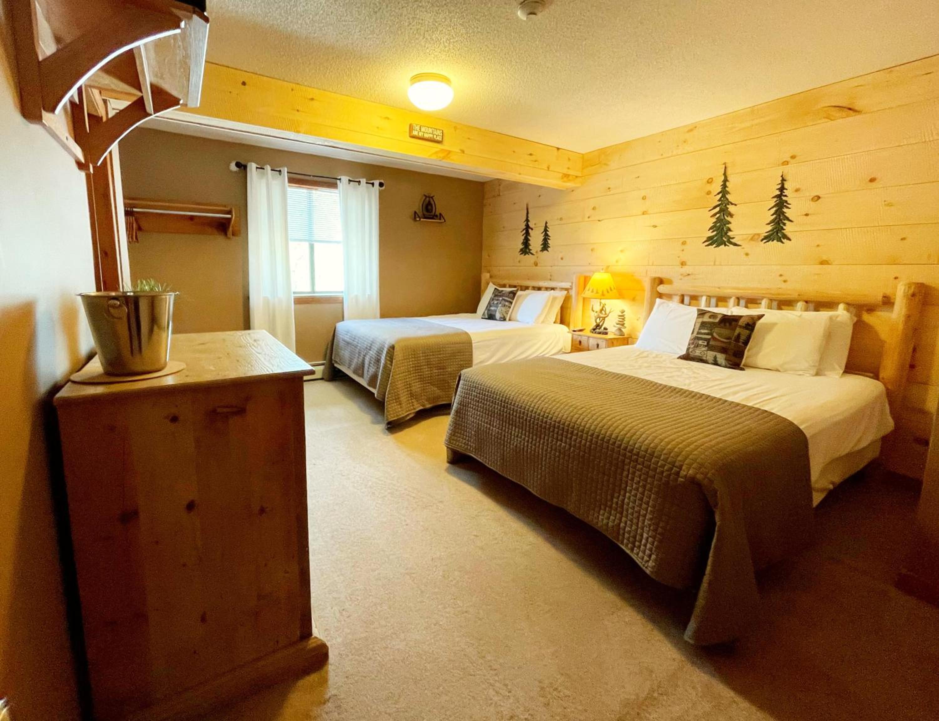 Standard Queen Room with Two Queen Beds photo 2