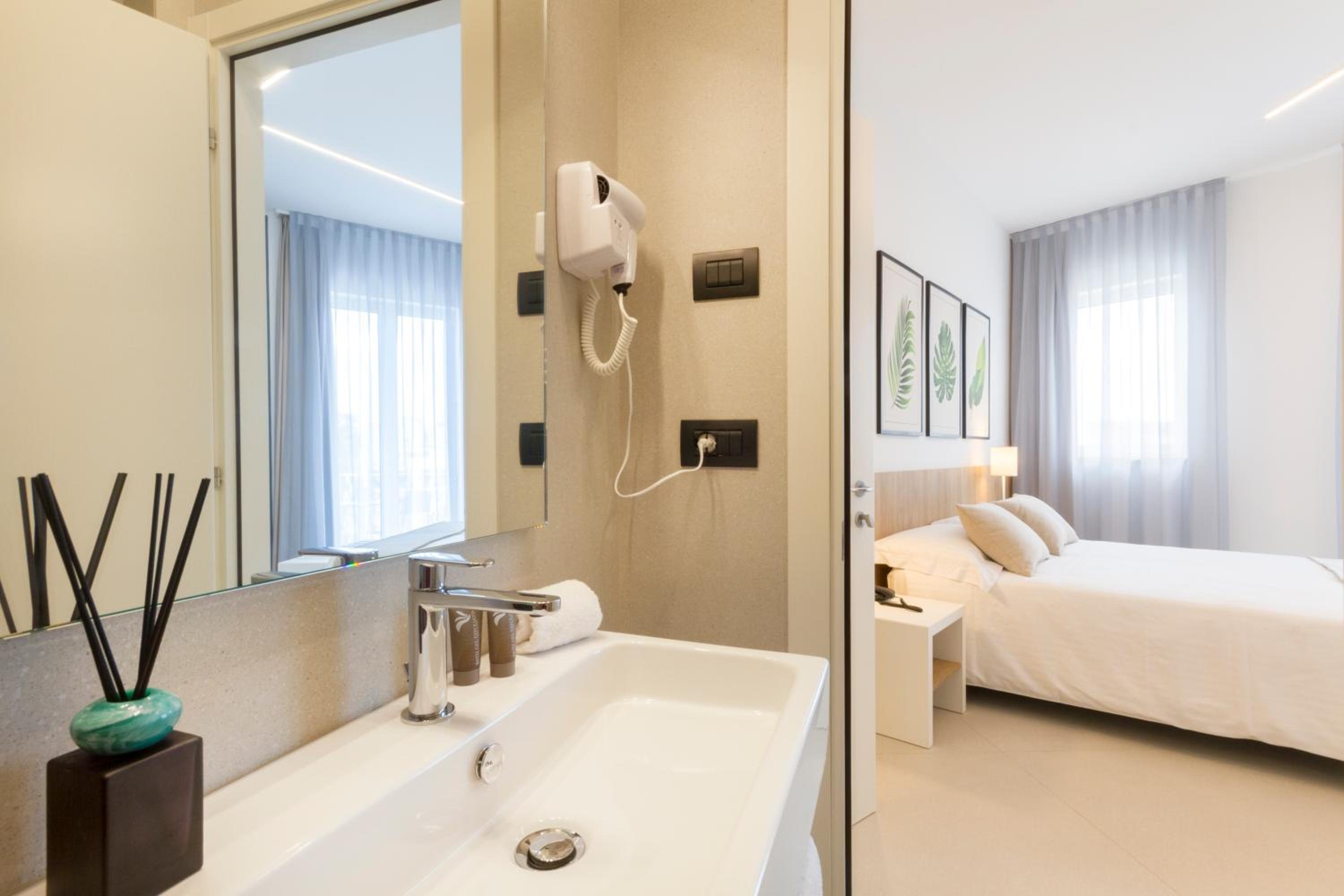 Standard Double or Twin Room with Sea View - Photo 7